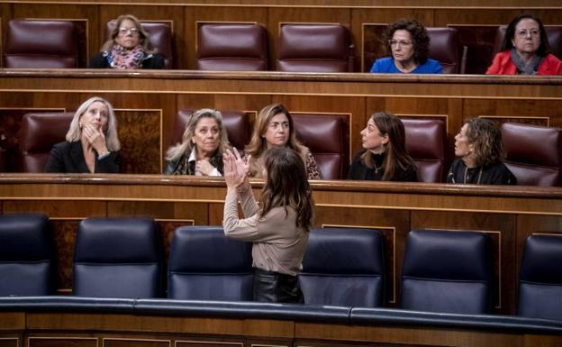 El PSOE recibe críticas de derecha e izquierda en el último debate de la ley trans