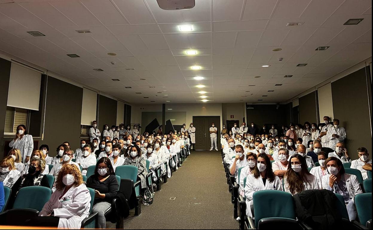 Profesionales del Hospital Donostia en la asamblea celebrada este martes. 
