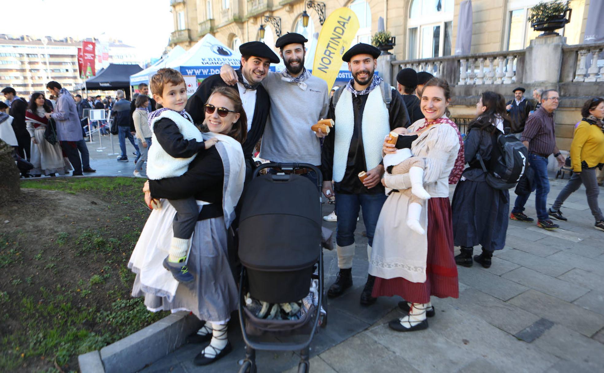 Candela, Eneko, Iñaki, Eneko, Iñigo, Laura y Ekai en la plaza Okendo