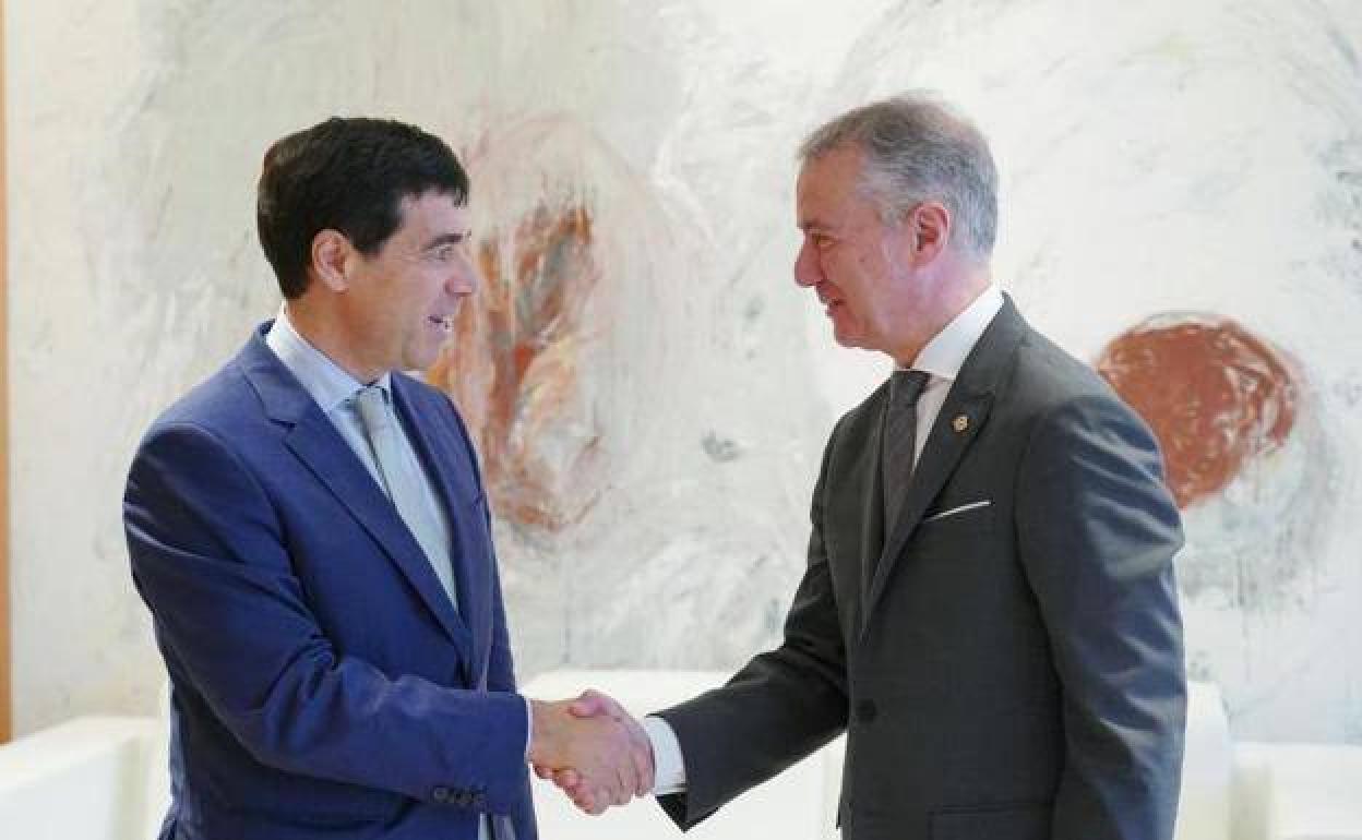 Primer encuentro del nuevo presidente de Kutxabank, Antón Arriola, e Iñigo Urkullu