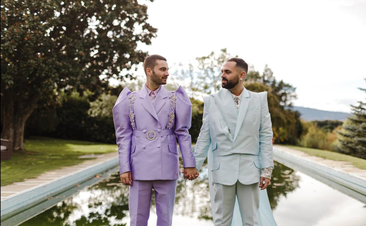 Javier e Imanol se miran cariñosamente el día de su boda. 