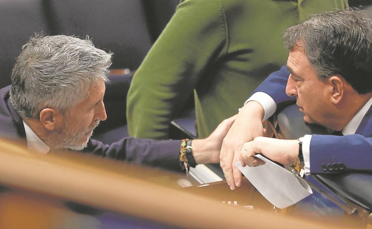 El ministro del Interior, Fernando Grande-Marlaska, este miércoles en el Congreso con el portavoz del PNV, Aitor Esteban. 