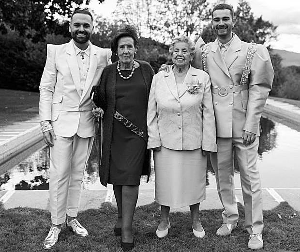 Imanol y Javi posan con sus abuelas.