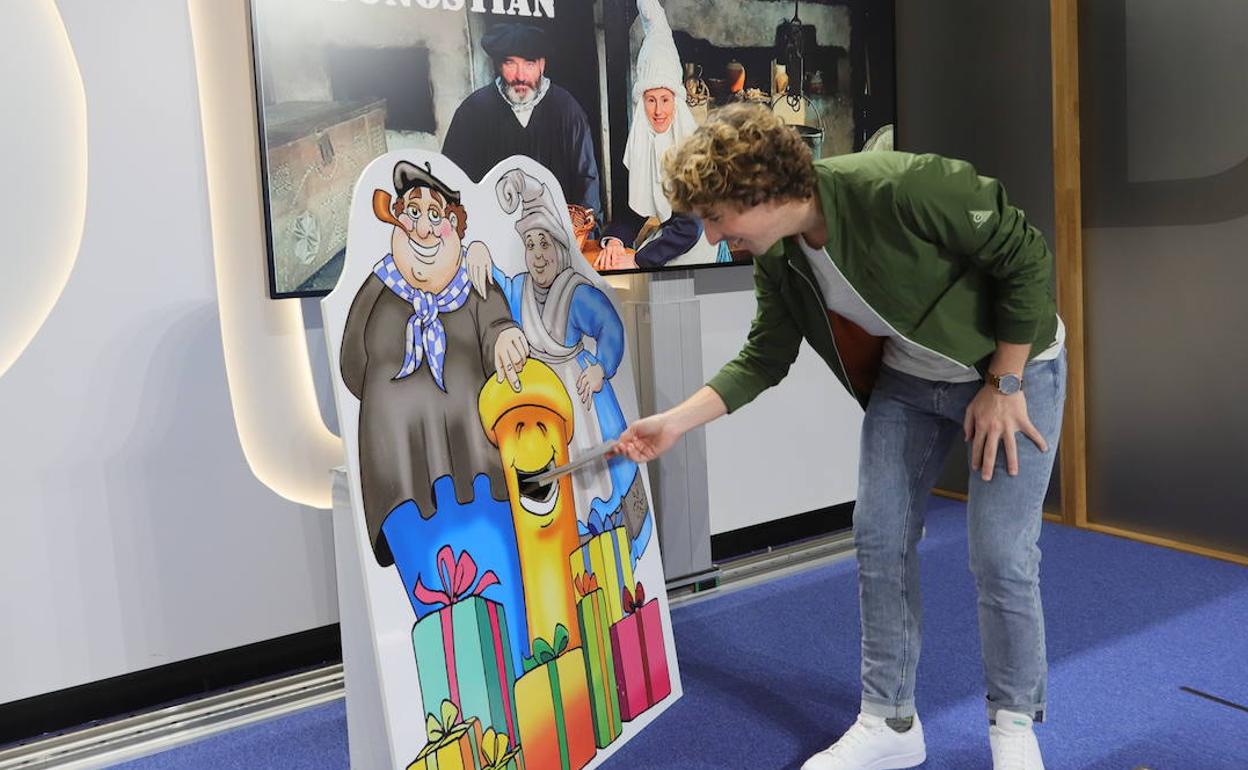 El concejal Jon Insausti introduce su carta en el buzón de Olentzero y Mari Domingi.