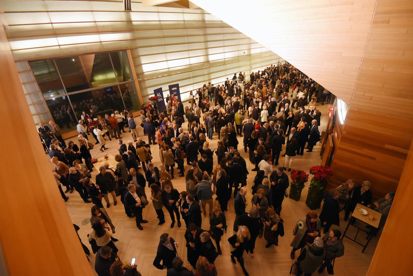 Tras las últimas ediciones marcadas por la pandemia, el foyer del Kursaal volvió a acoger el tradicional cóctel posterior al concierto.
