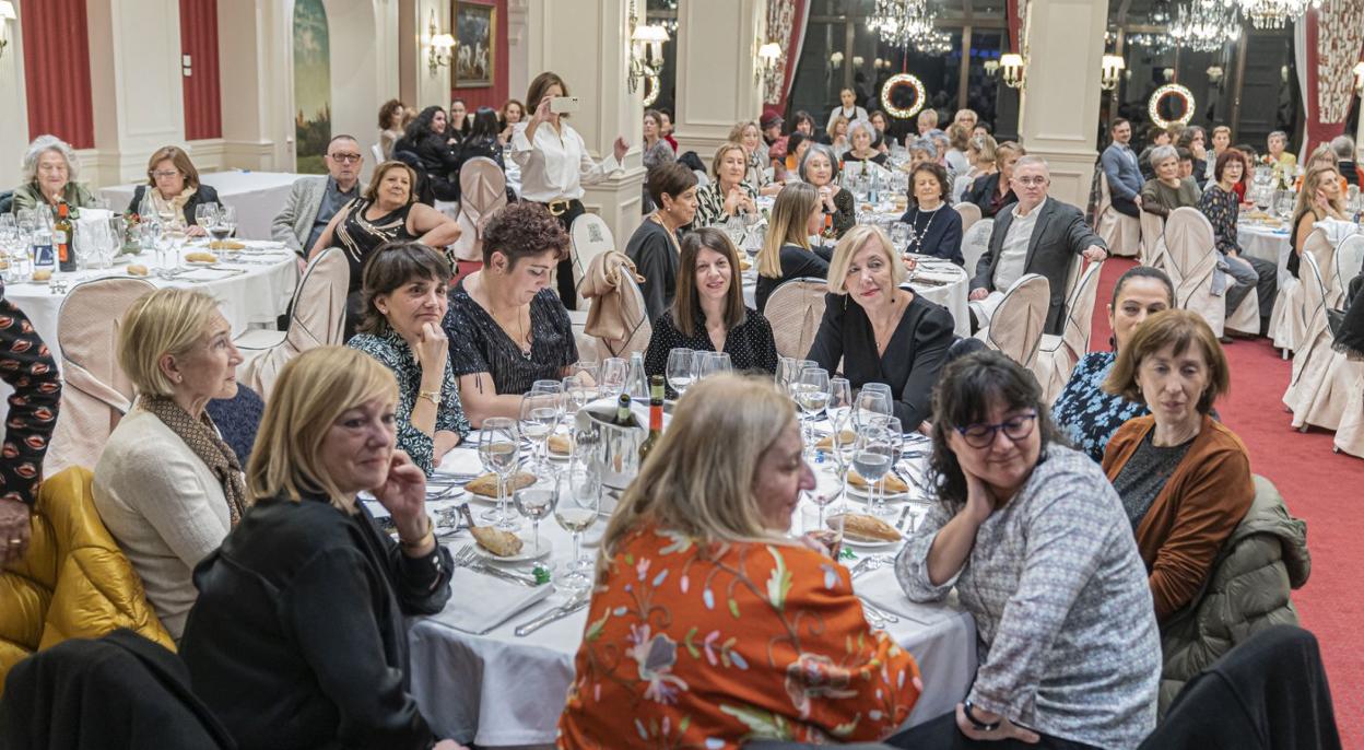 La cena de las enfermeras estuvo muy animada y no faltaron los sorteos y la música.