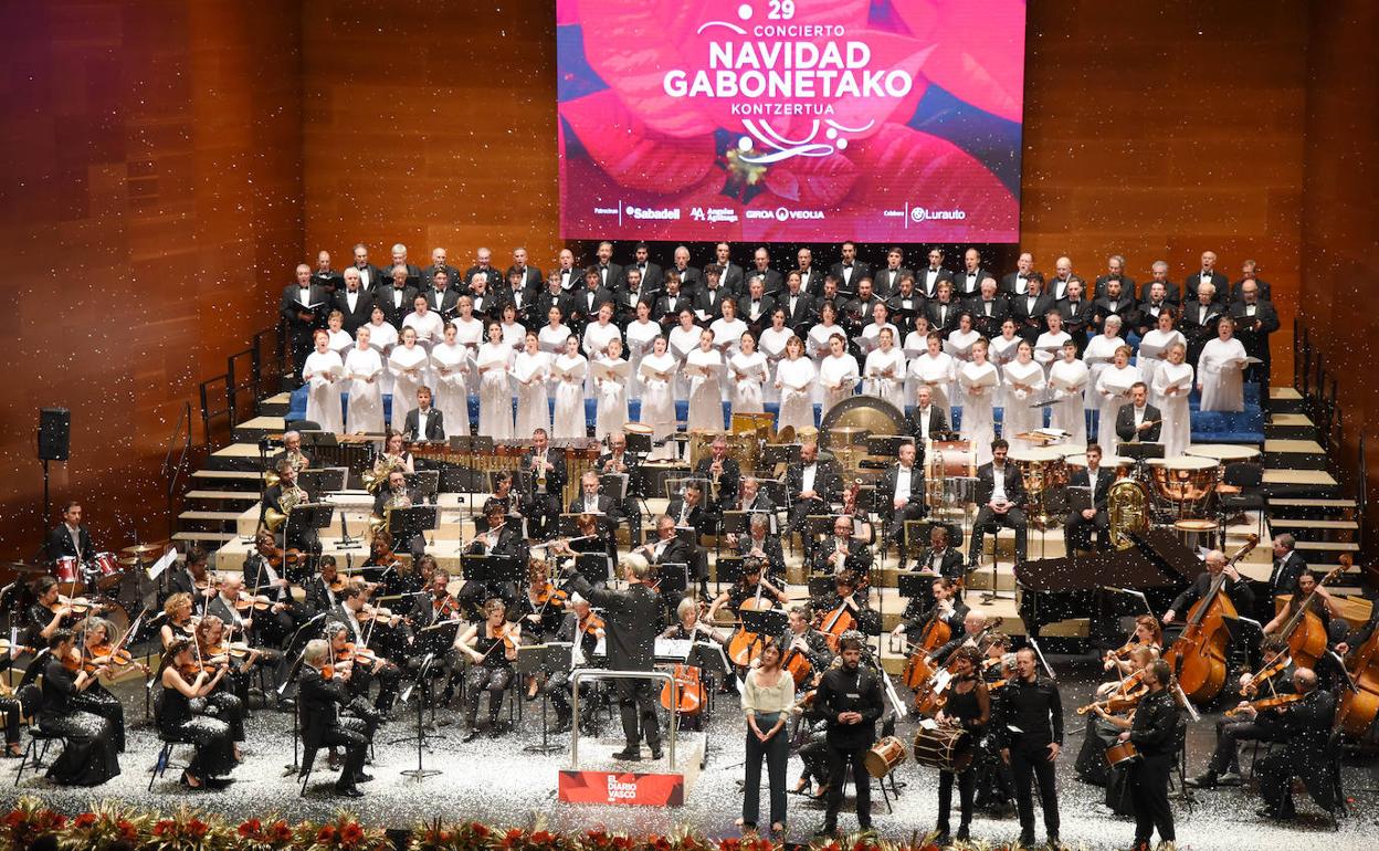 Euskadiko Orkestra, el Orfeón, Izaro y Zerizan Txistulari Taldea en el 'Adeste Fideles' final