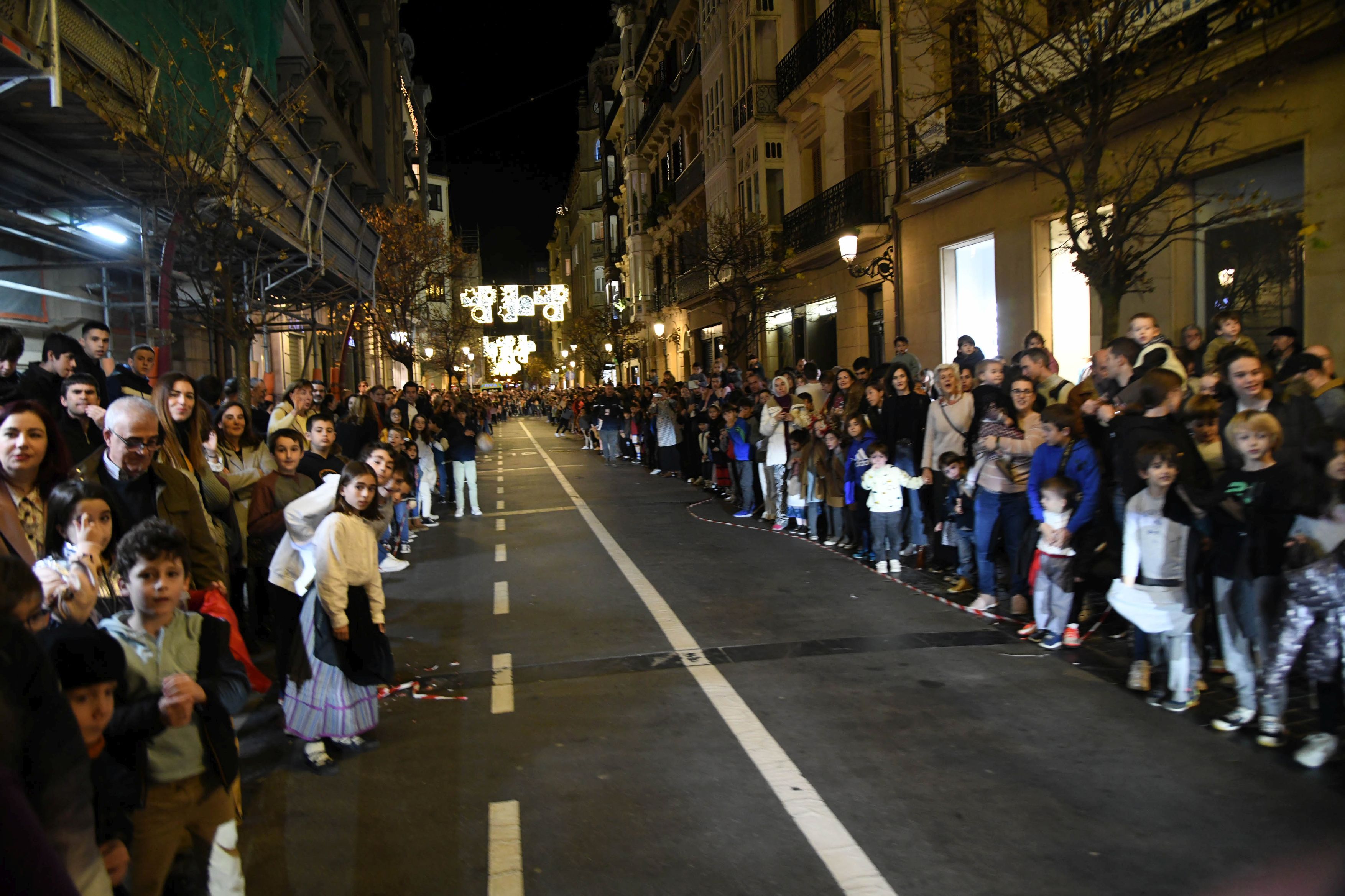 Olentzero y Mari Domingi, en el desfile de la tarde en Donostia.