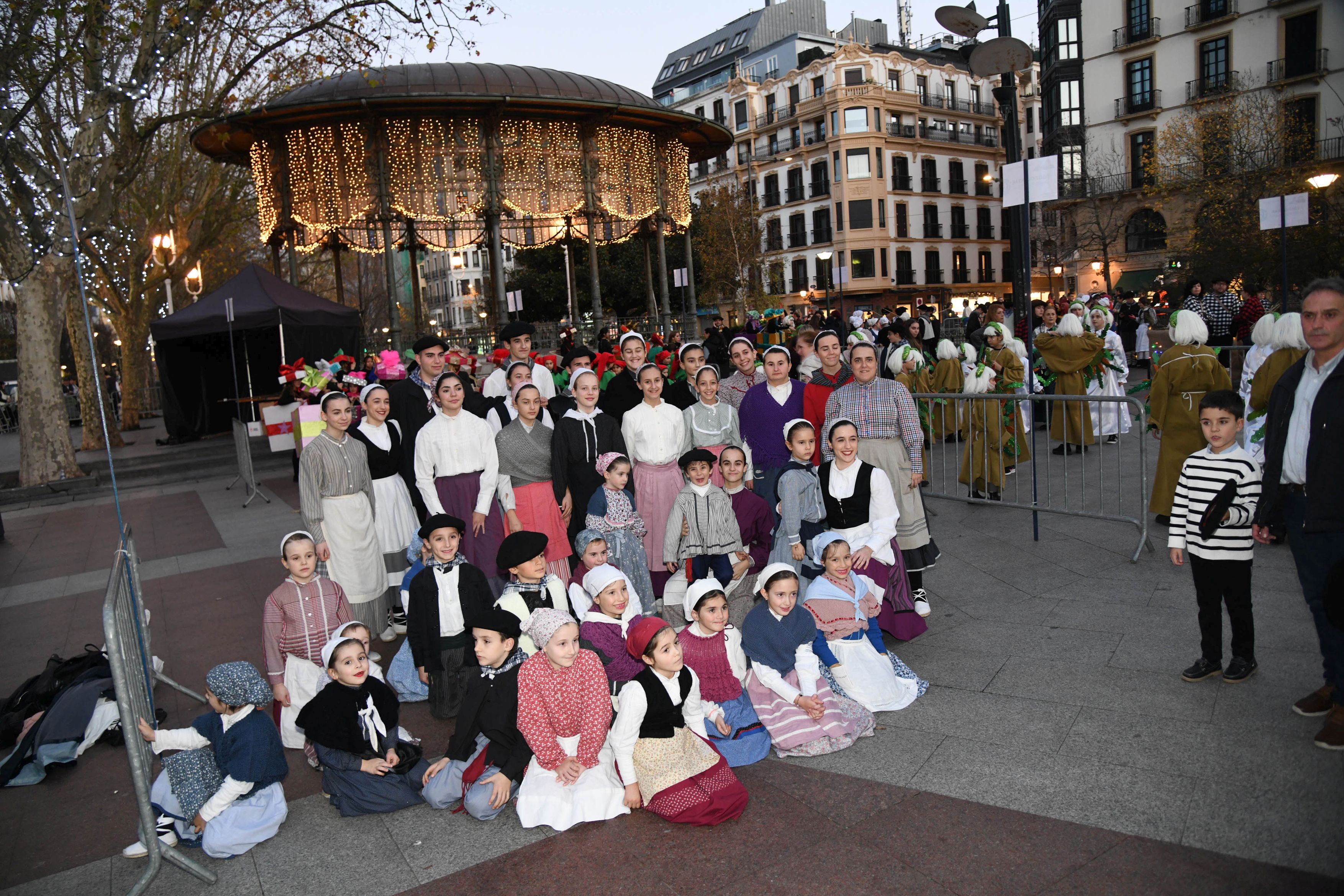 Olentzero y Mari Domingi, en el desfile de la tarde en Donostia.