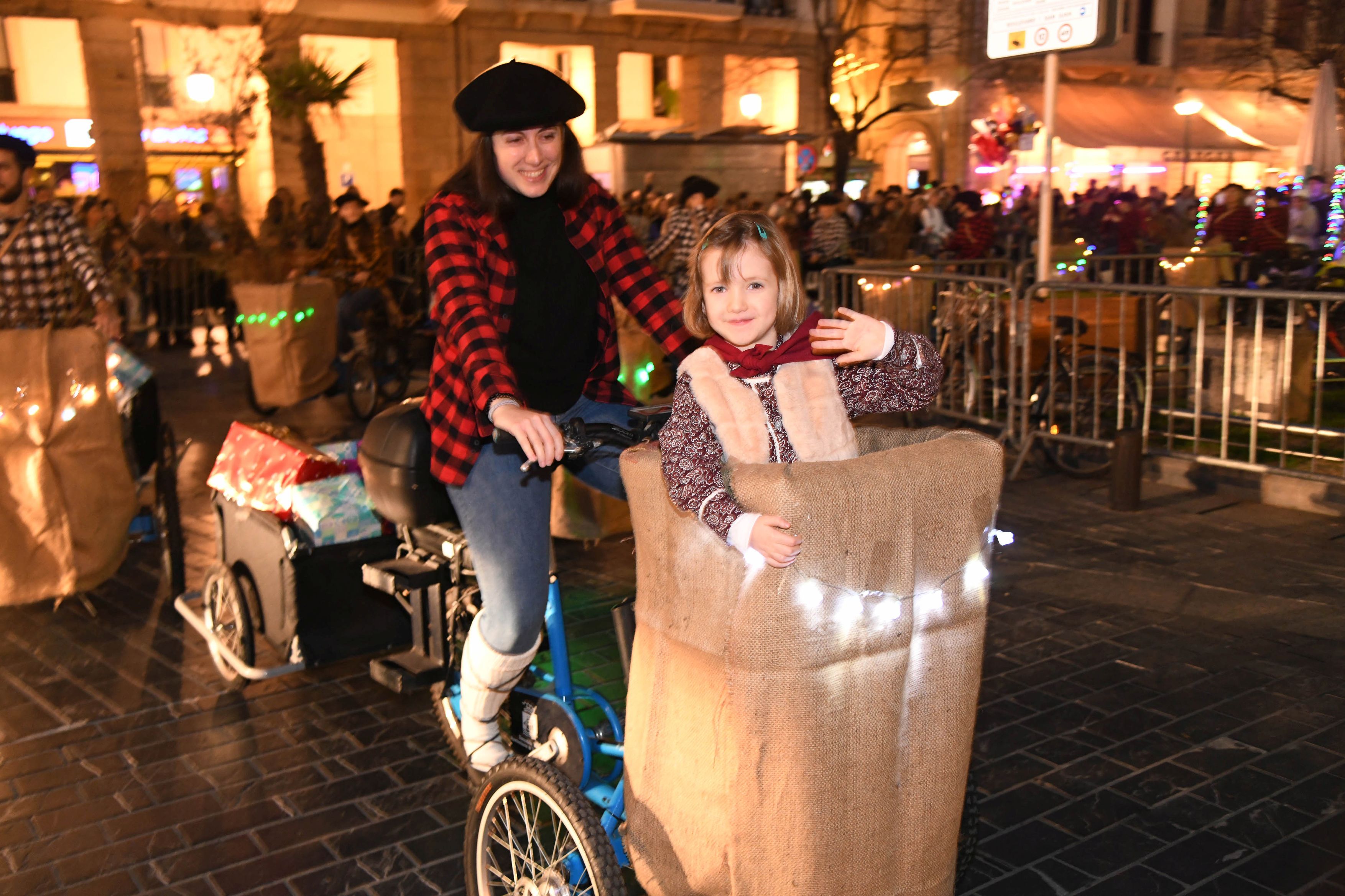 Olentzero y Mari Domingi, en el desfile de la tarde en Donostia.