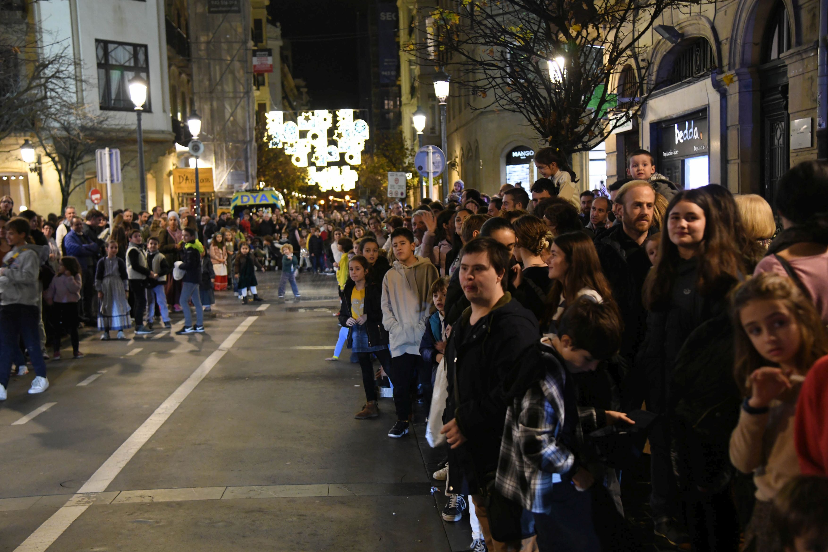 Olentzero y Mari Domingi, en el desfile de la tarde en Donostia.