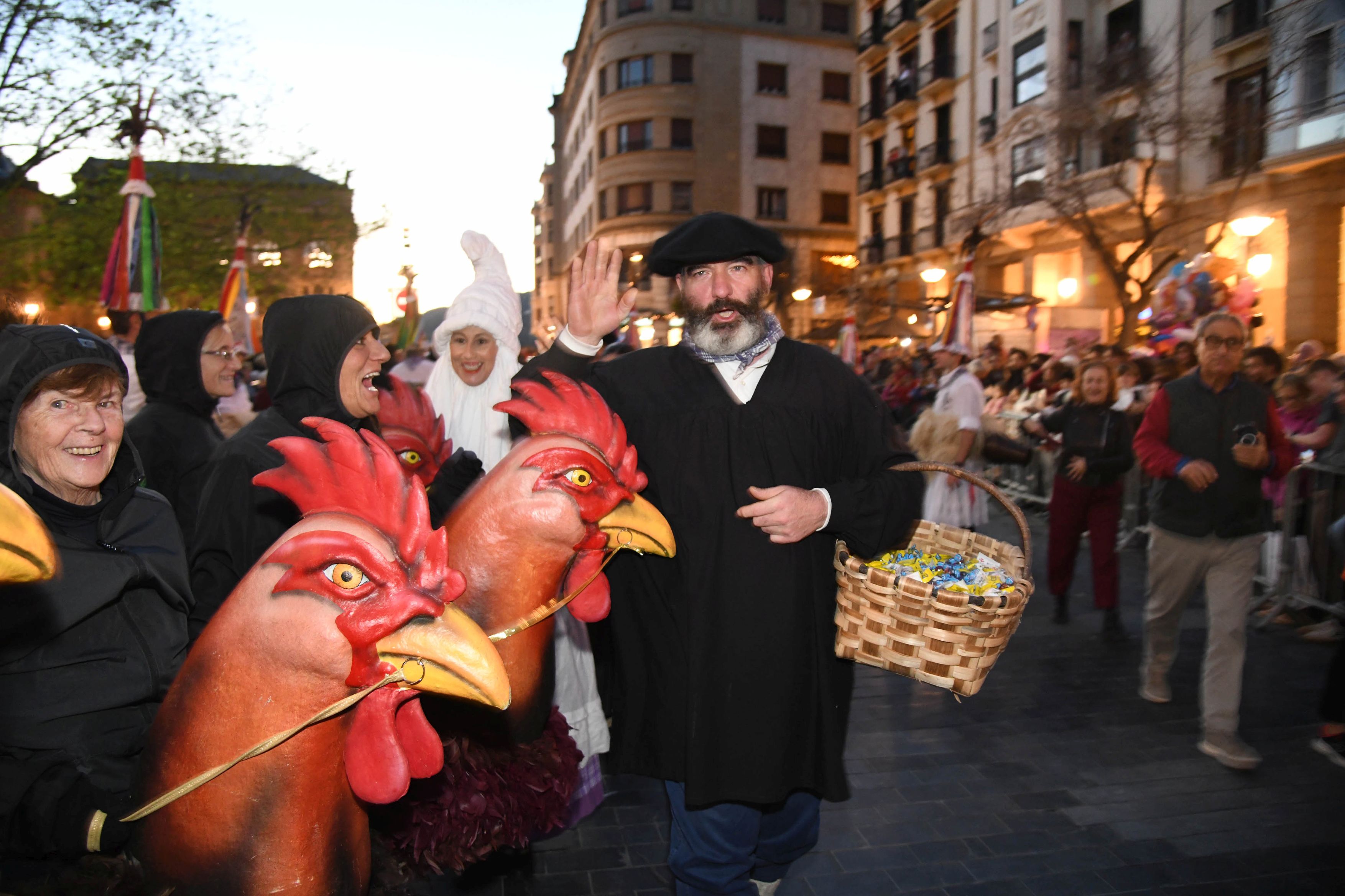 Olentzero y Mari Domingi, en el desfile de la tarde en Donostia.