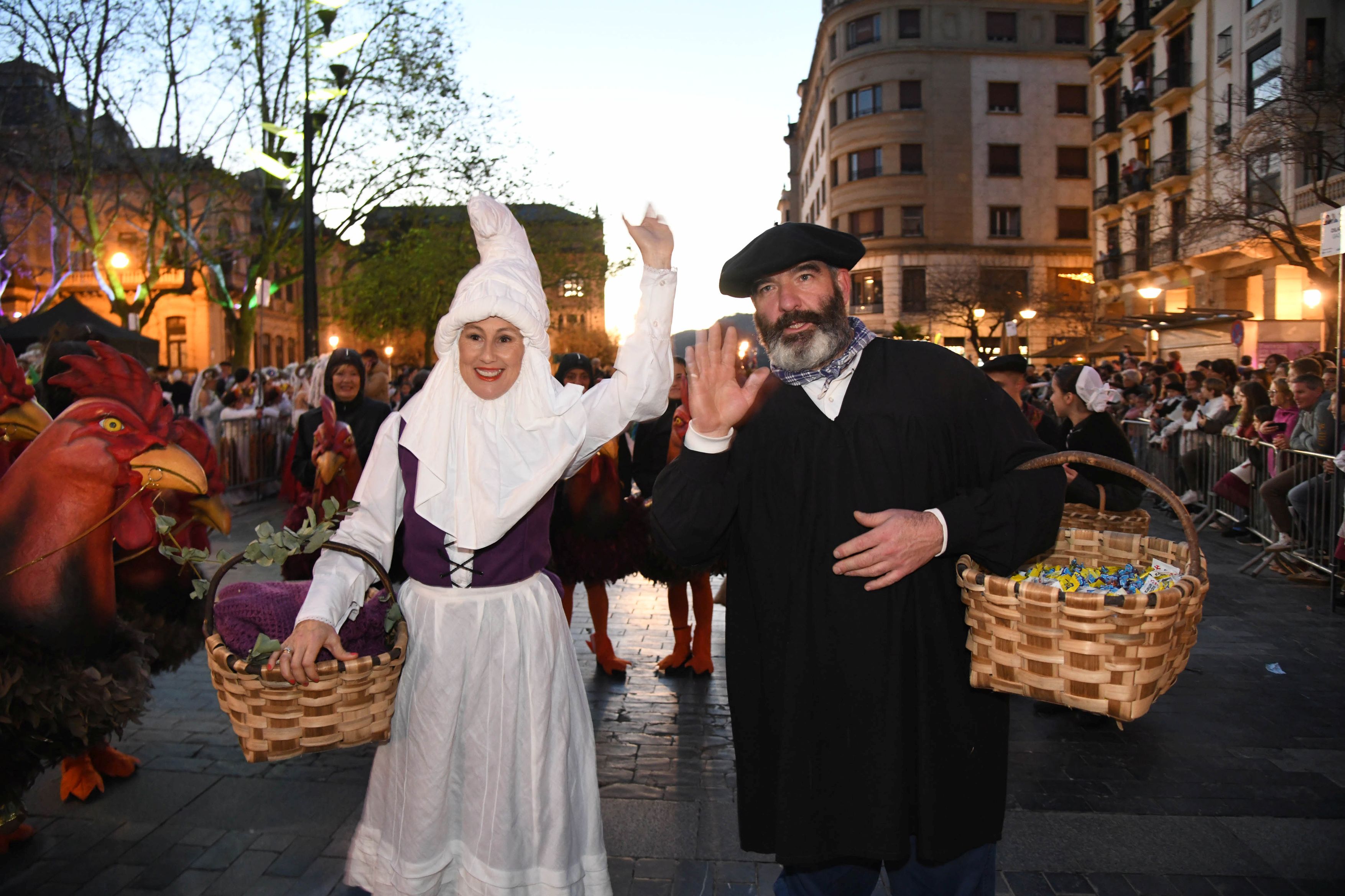 Olentzero y Mari Domingi, en el desfile de la tarde en Donostia.