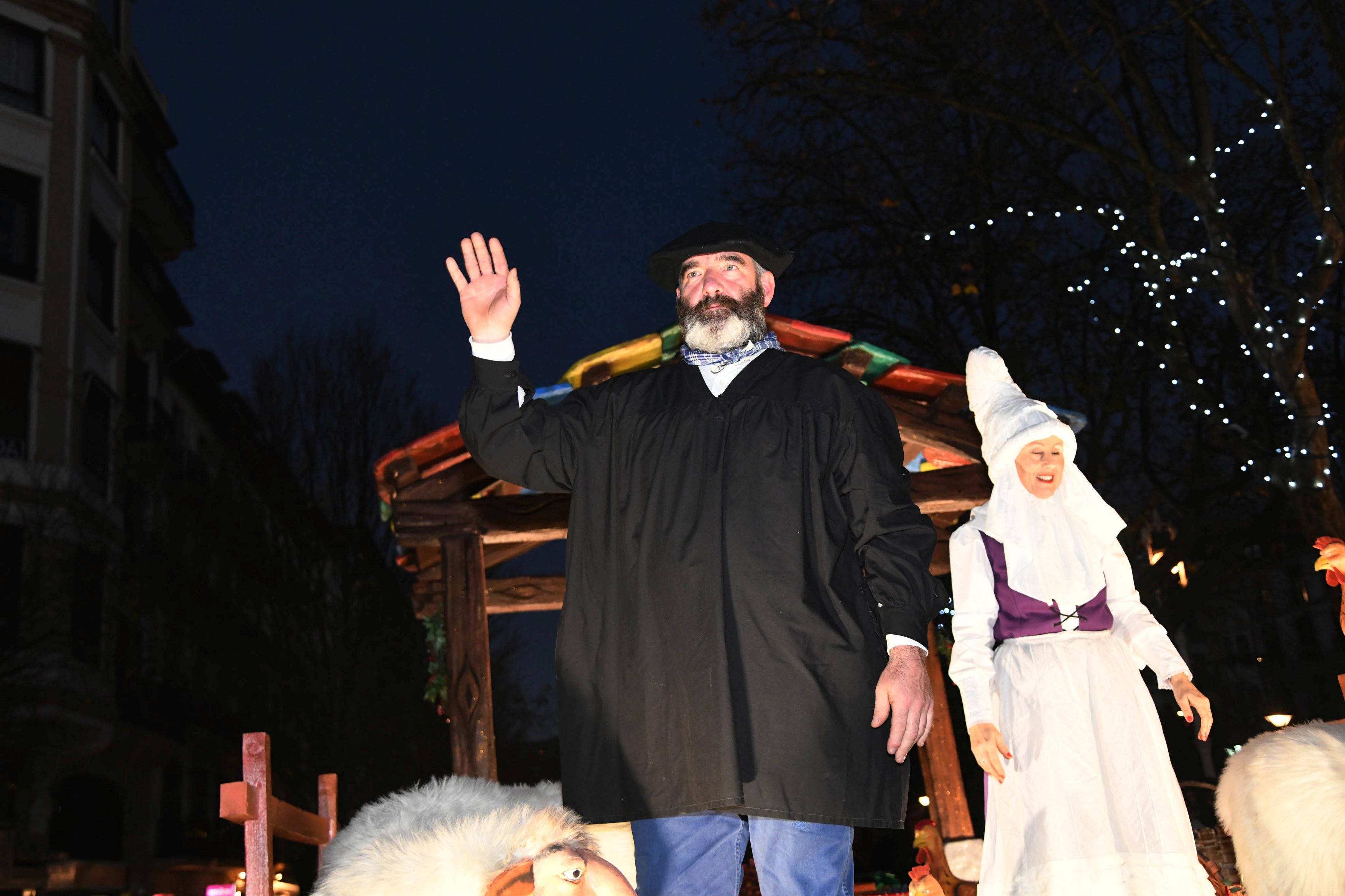 Olentzero y Mari Domingi, en el desfile de la tarde en Donostia.