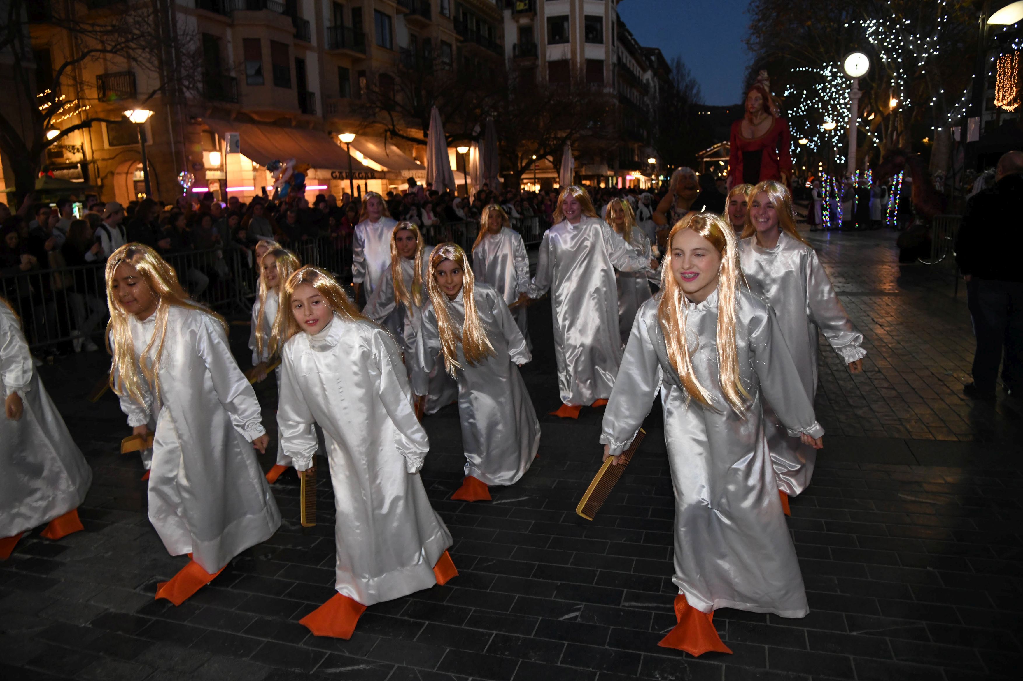 Olentzero y Mari Domingi, en el desfile de la tarde en Donostia.