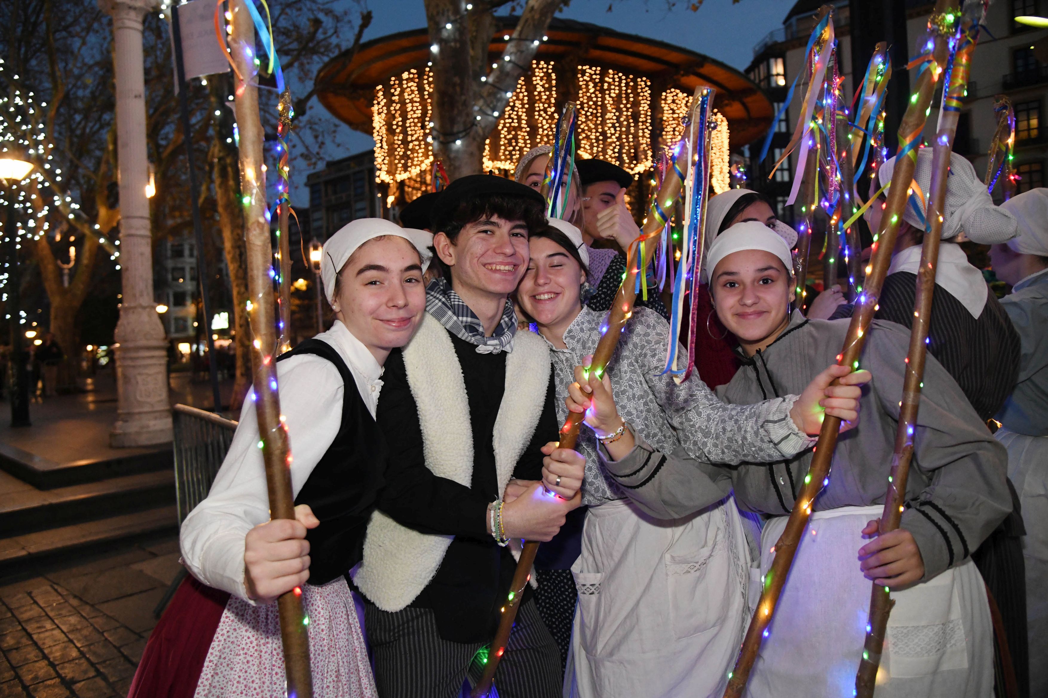 Olentzero y Mari Domingi, en el desfile de la tarde en Donostia.