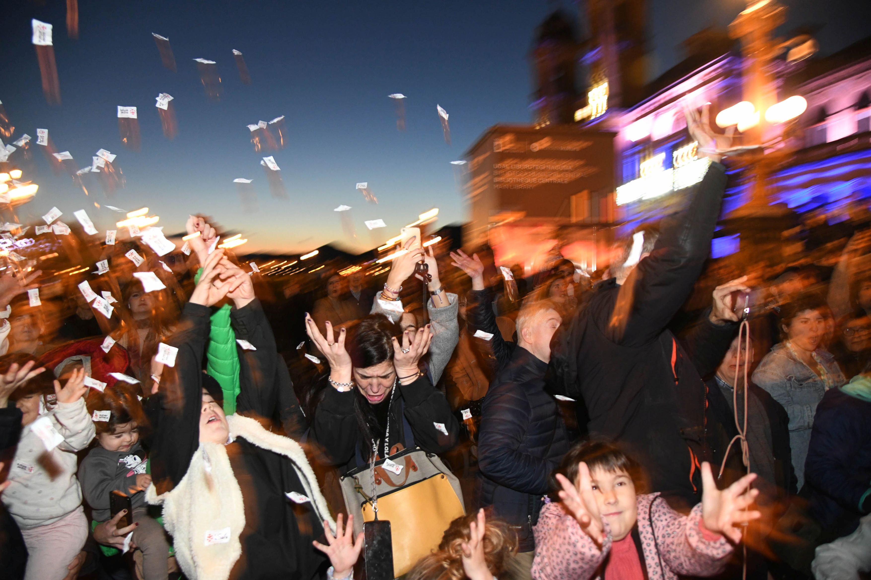 Olentzero y Mari Domingi, en el desfile de la tarde en Donostia.