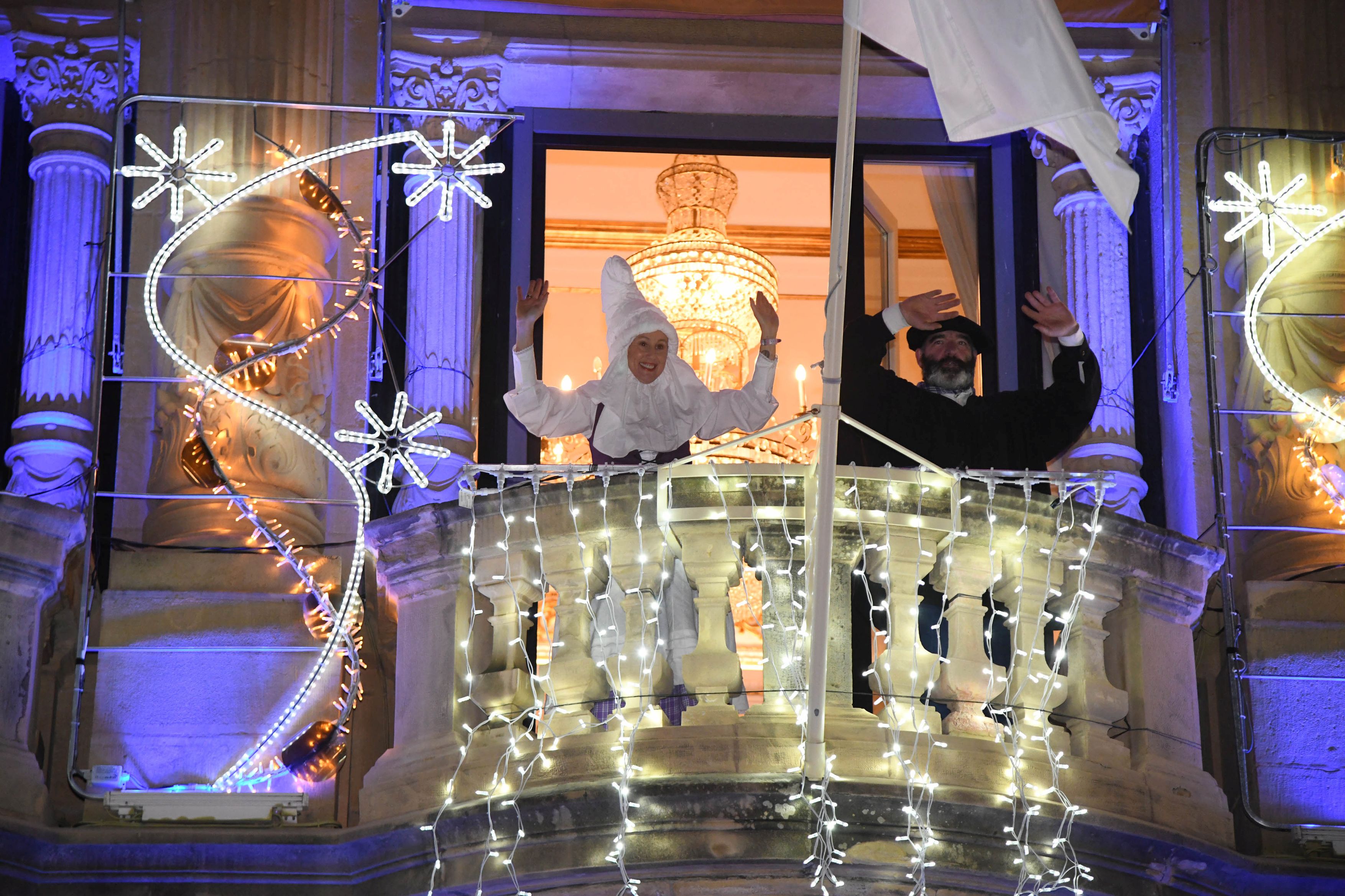 Olentzero y Mari Domingi, en el desfile de la tarde en Donostia.
