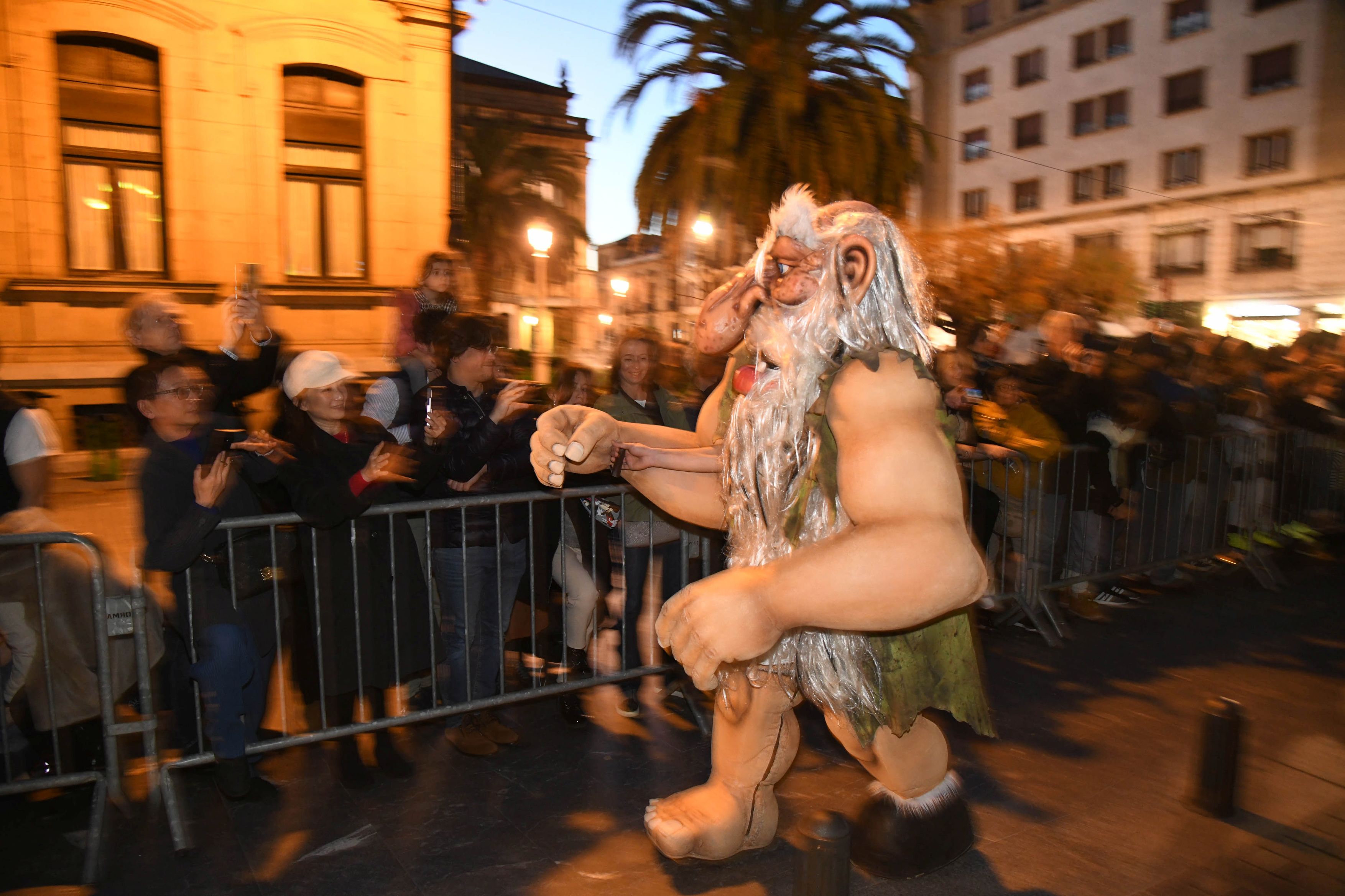 Olentzero y Mari Domingi, en el desfile de la tarde en Donostia.
