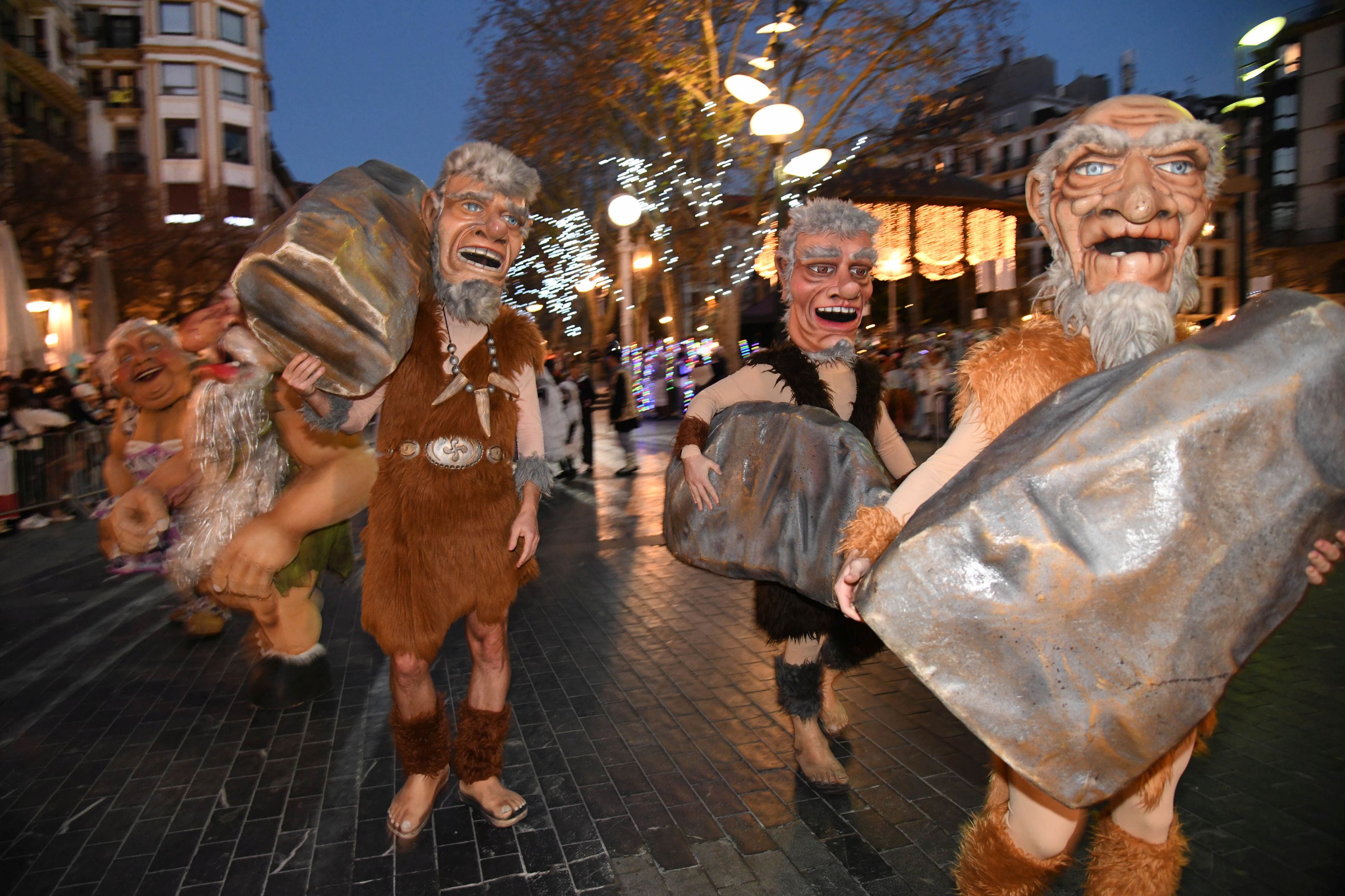 Olentzero y Mari Domingi, en el desfile de la tarde en Donostia.