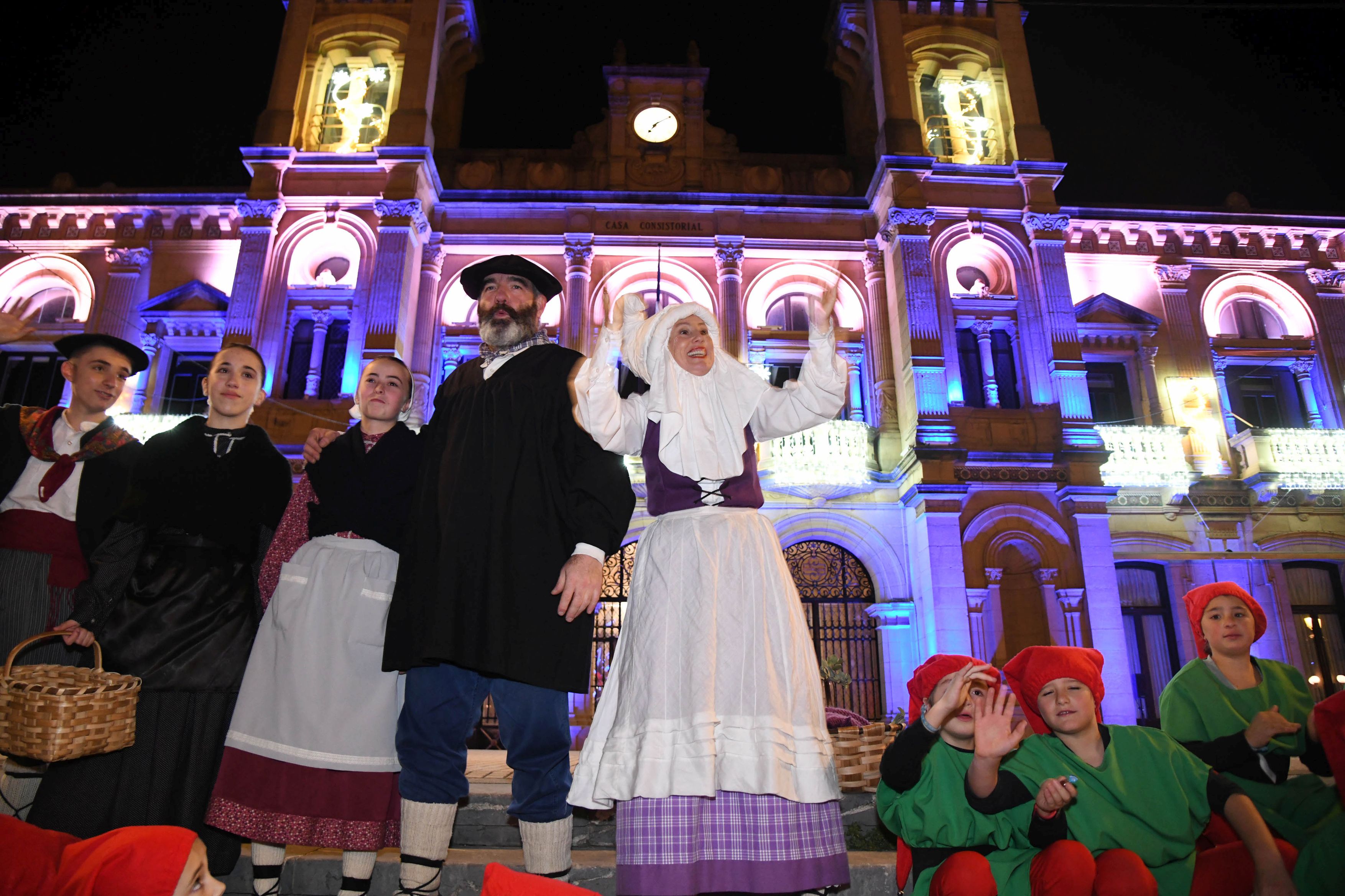 Olentzero y Mari Domingi, en el desfile de la tarde en Donostia.