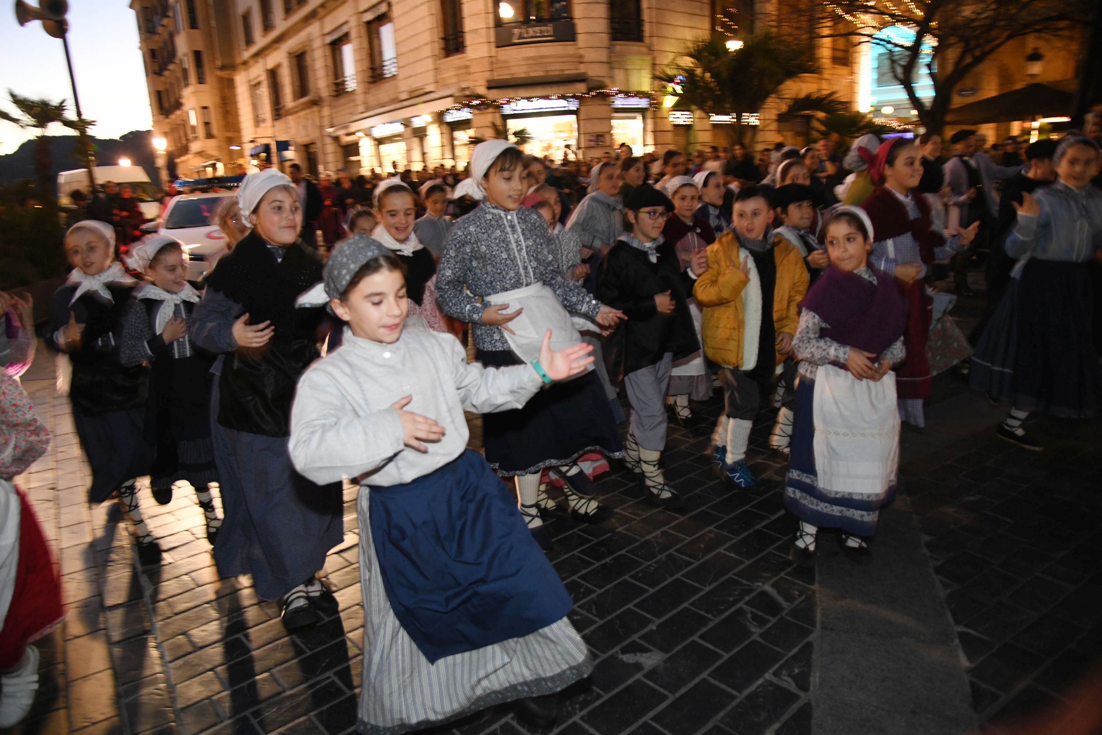 Olentzero y Mari Domingi, en el desfile de la tarde en Donostia.