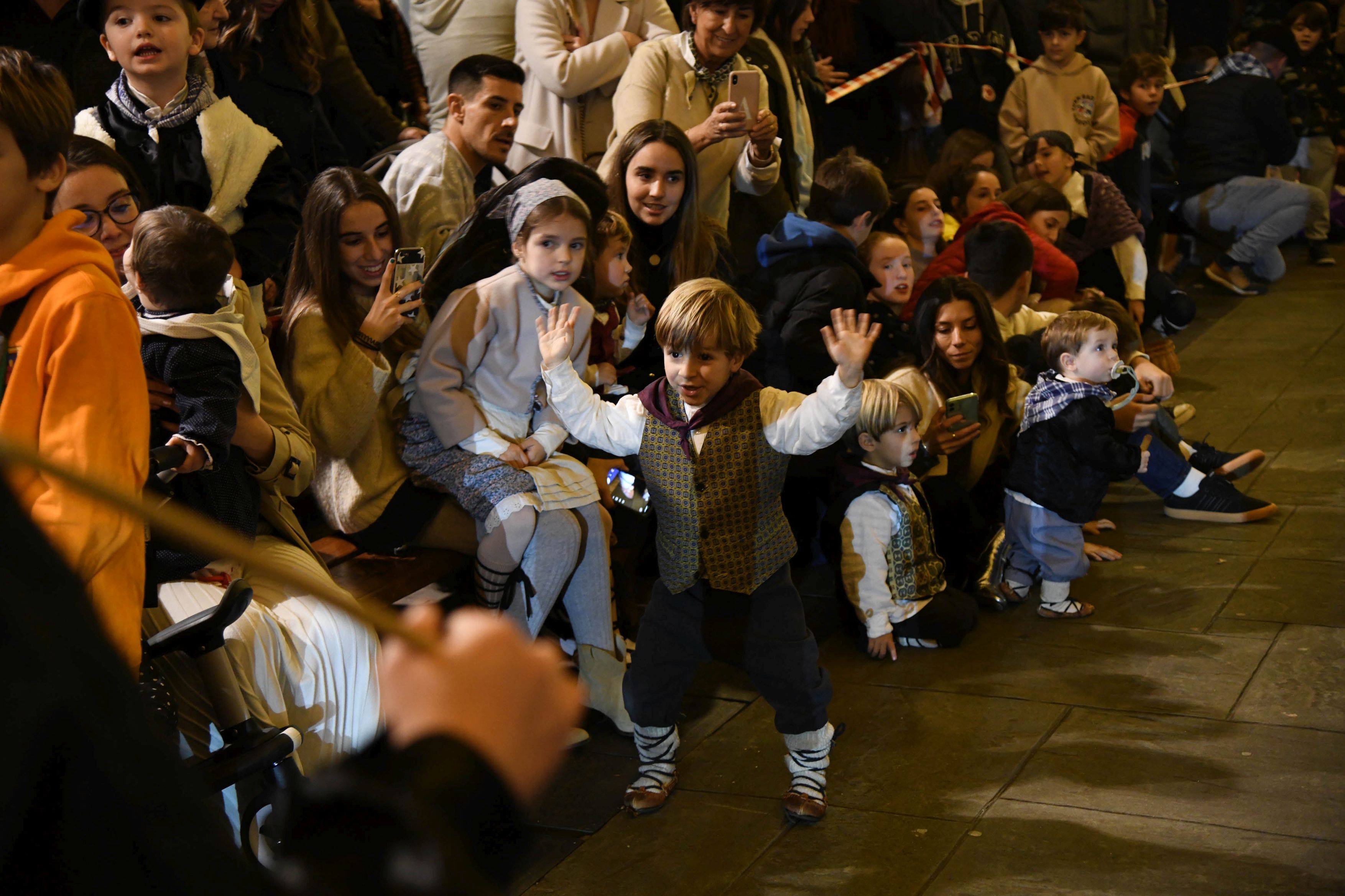 Olentzero y Mari Domingi, en el desfile de la tarde en Donostia.