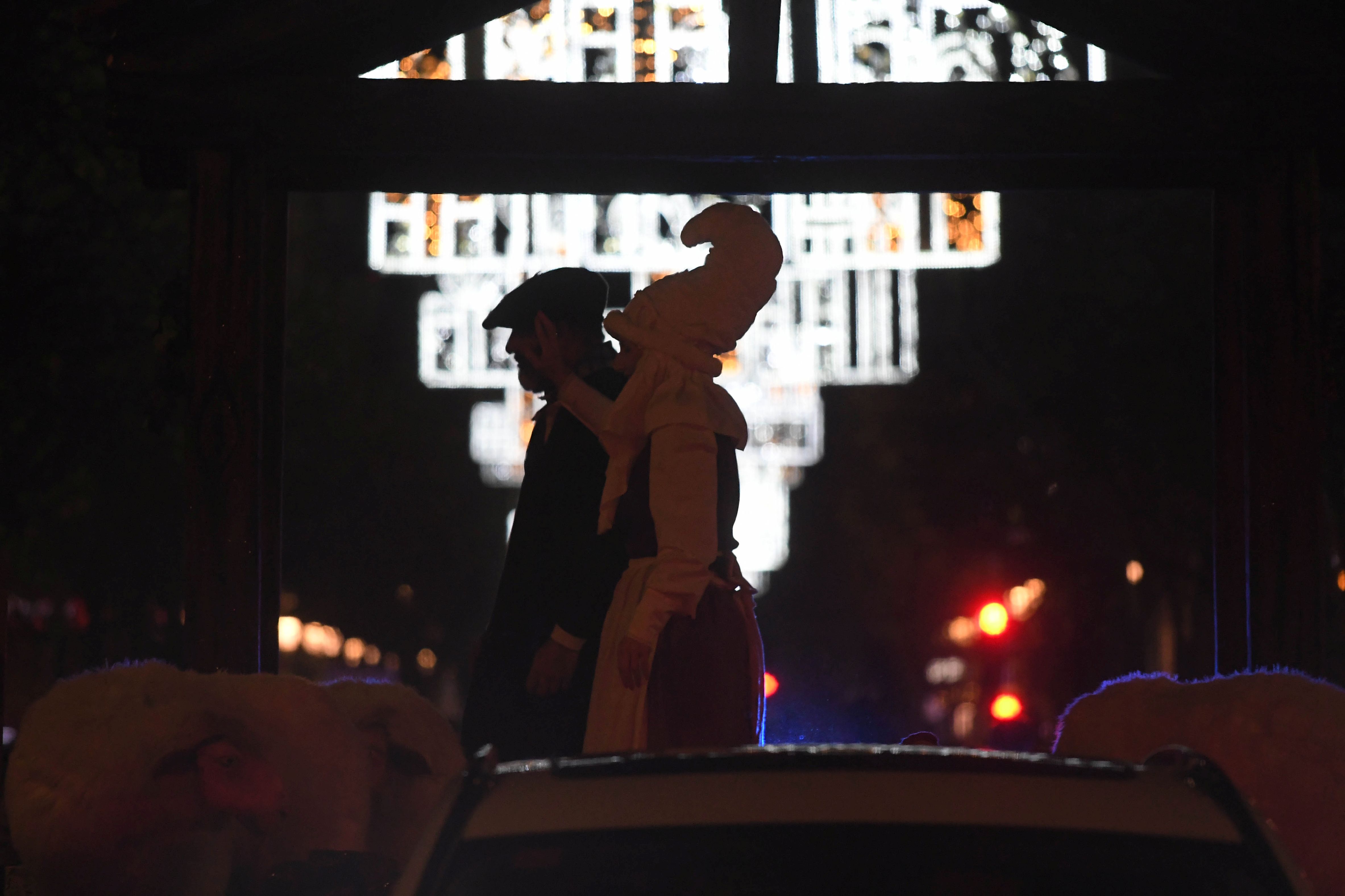 Olentzero y Mari Domingi, en el desfile de la tarde en Donostia.