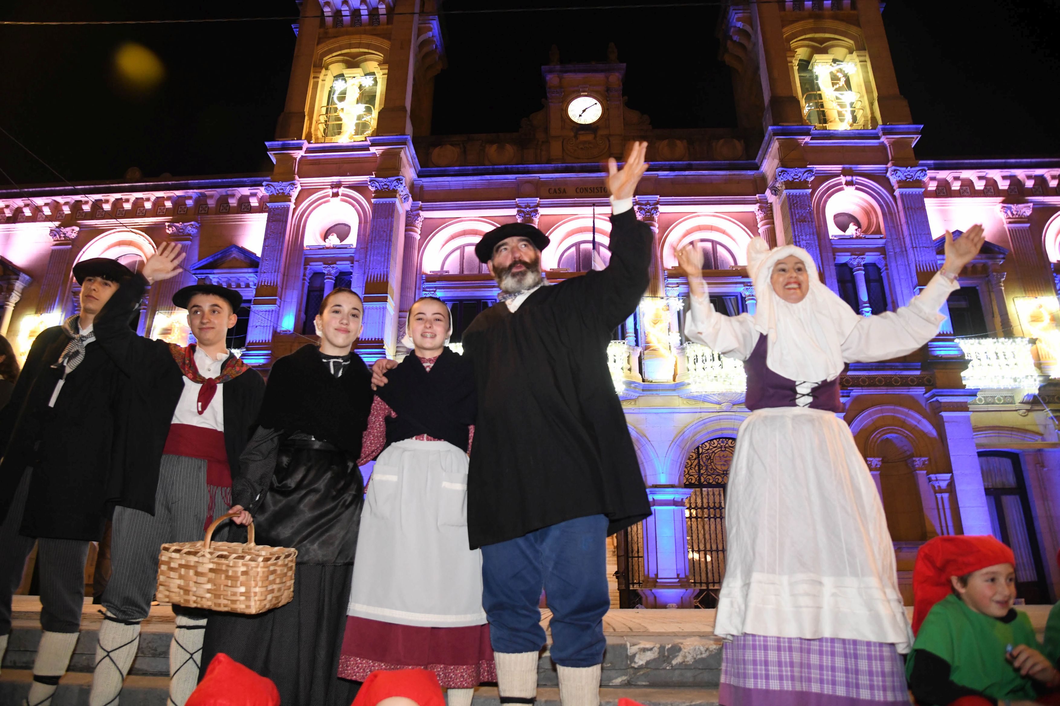 Olentzero y Mari Domingi, en el desfile de la tarde en Donostia.