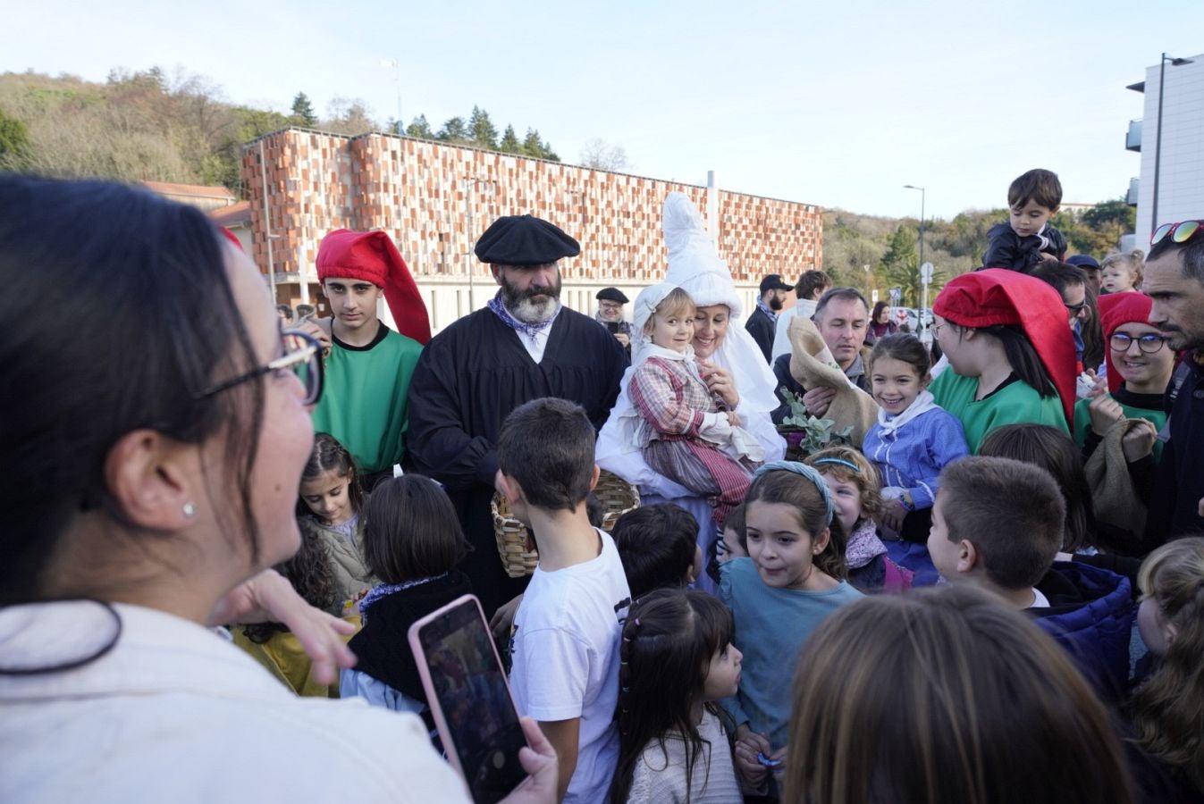 Fotos: Olentzero y Mari Domingui reparten ilusión en Donostia