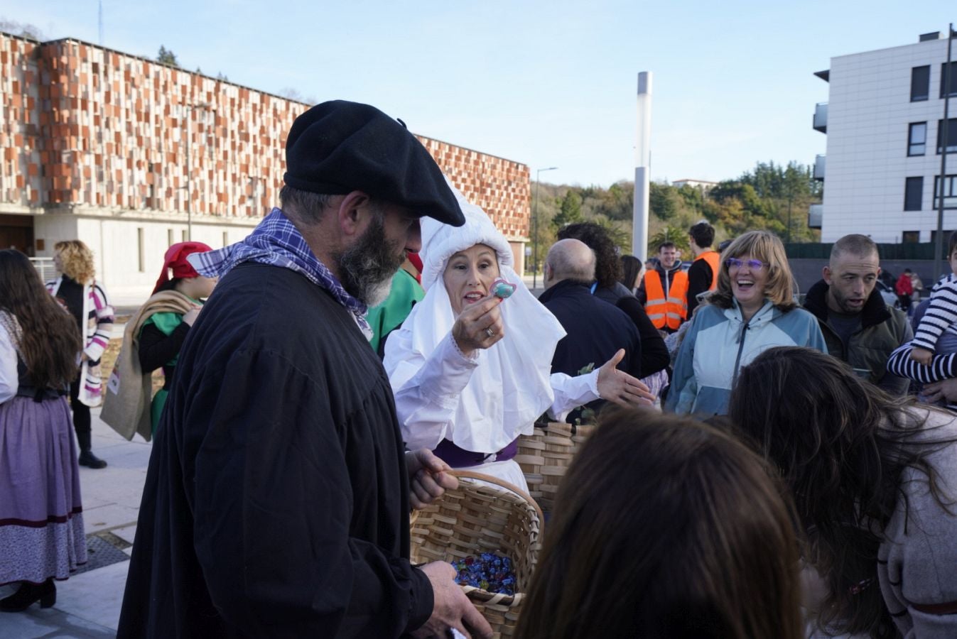 Fotos: Olentzero y Mari Domingui reparten ilusión en Donostia