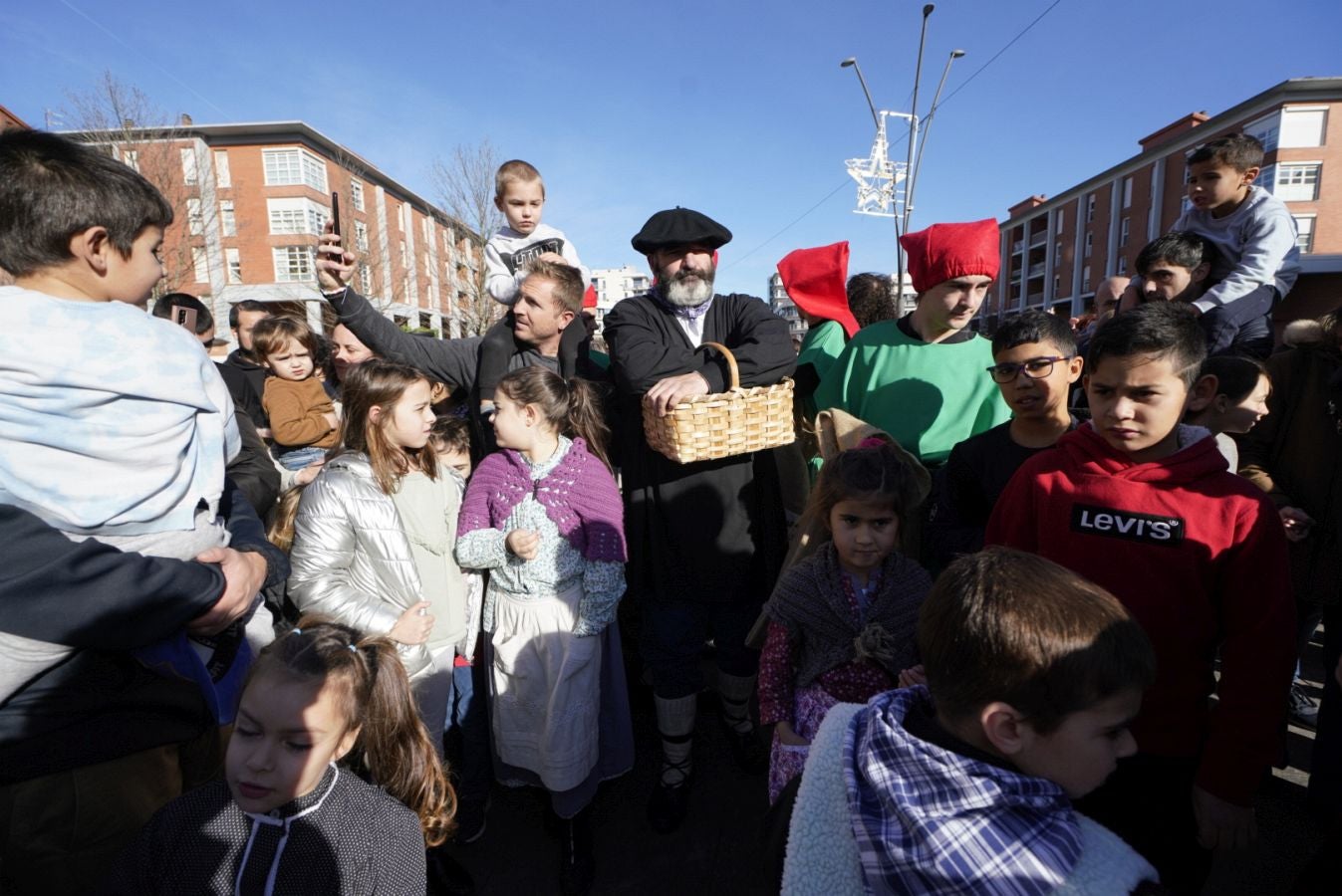 Fotos: Olentzero y Mari Domingui reparten ilusión en Donostia