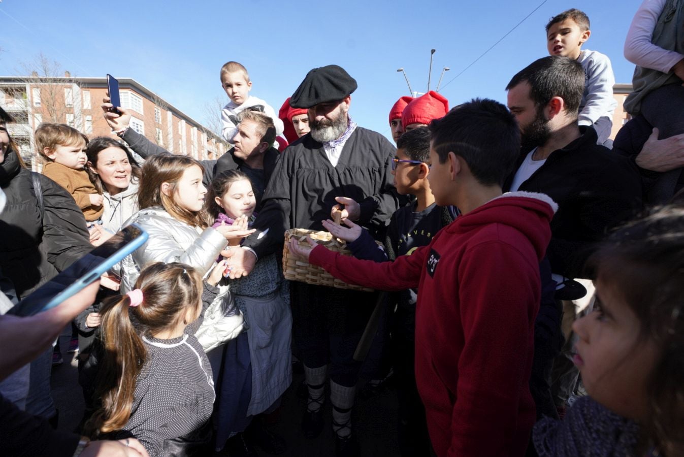 Fotos: Olentzero y Mari Domingui reparten ilusión en Donostia