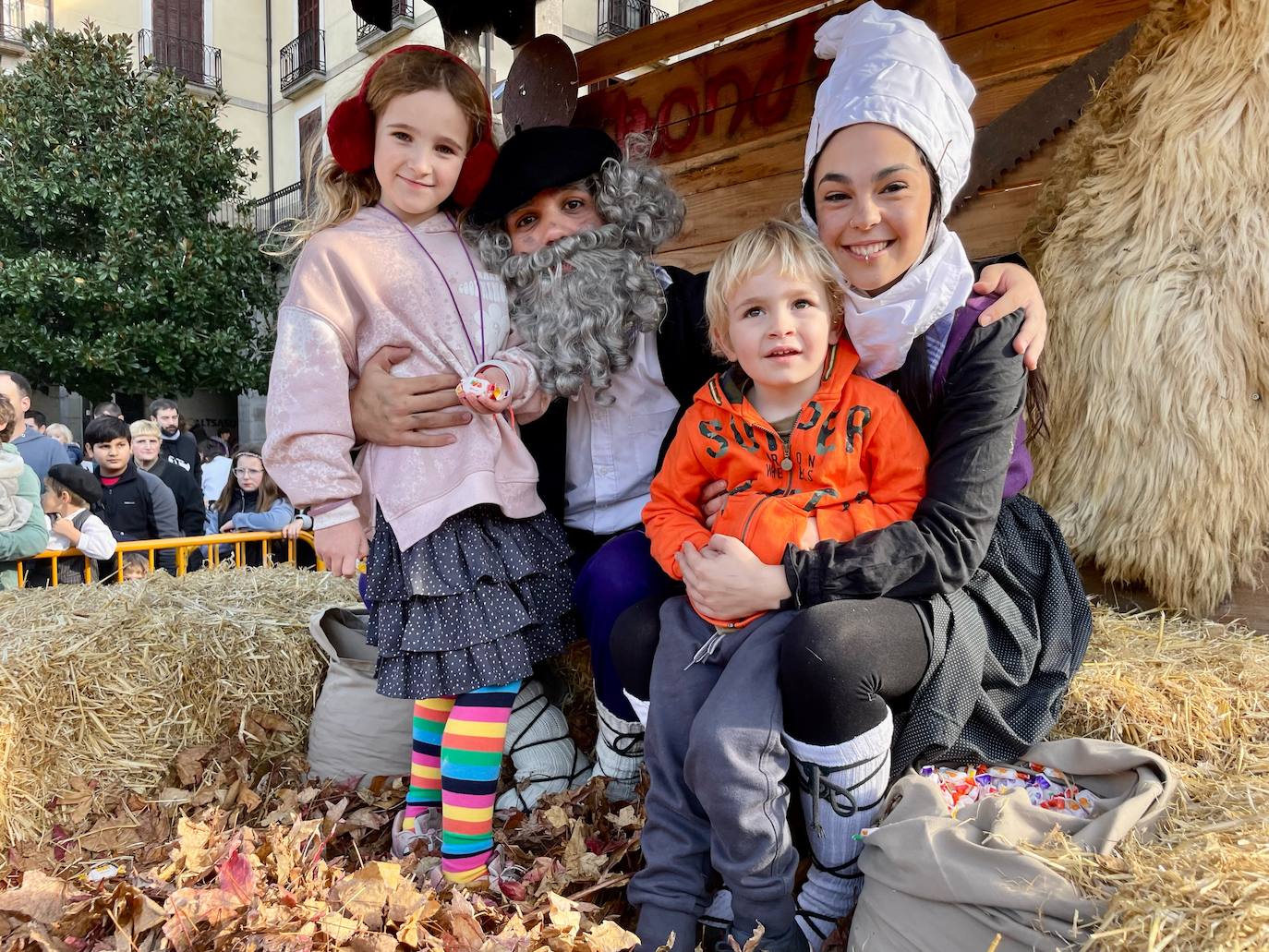 Fotos: Olentzero y Mari Domingi, en Oñati