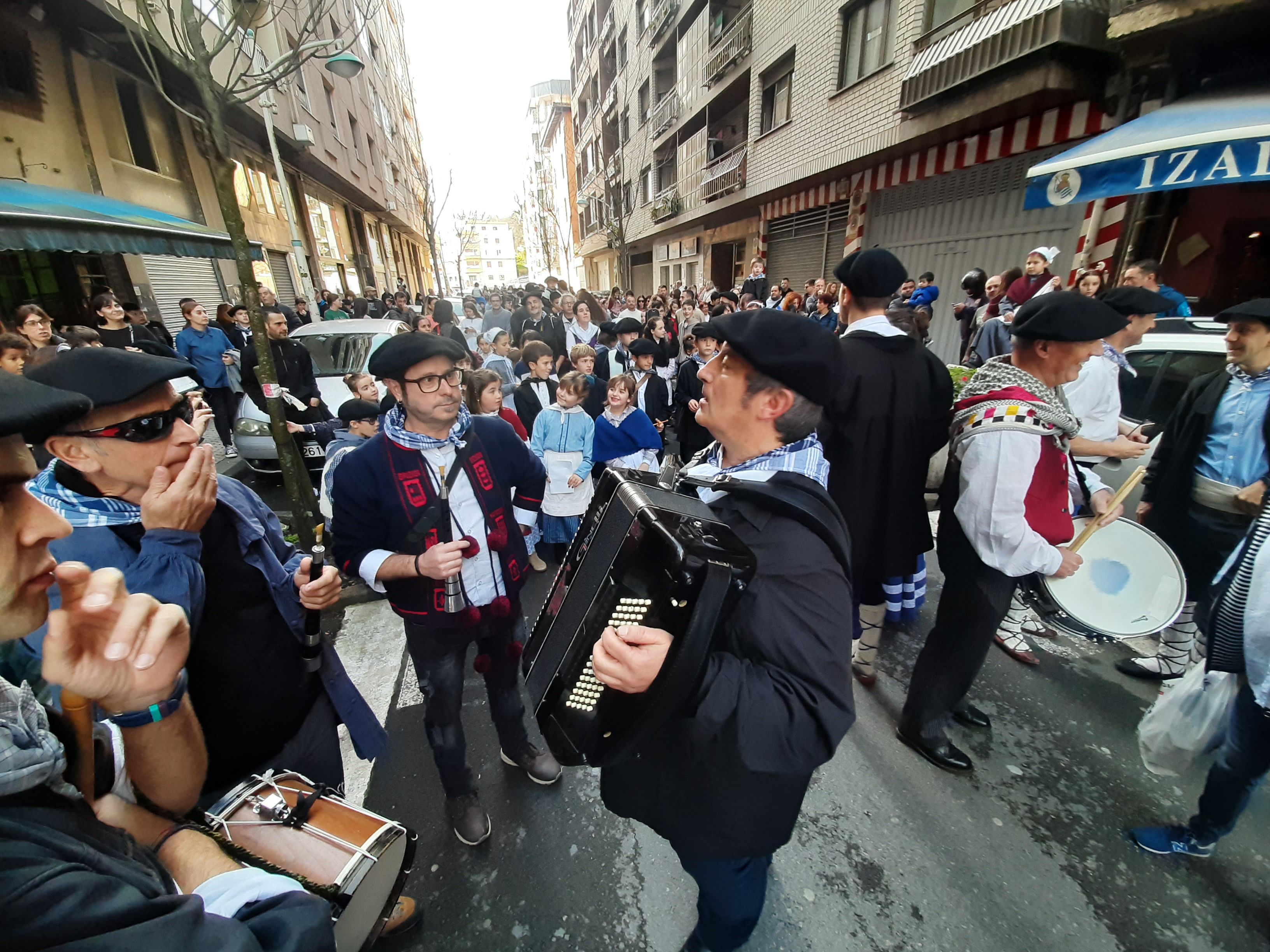 Fotos: Pasaia recibe con música a Olentzero y Mari Domingi