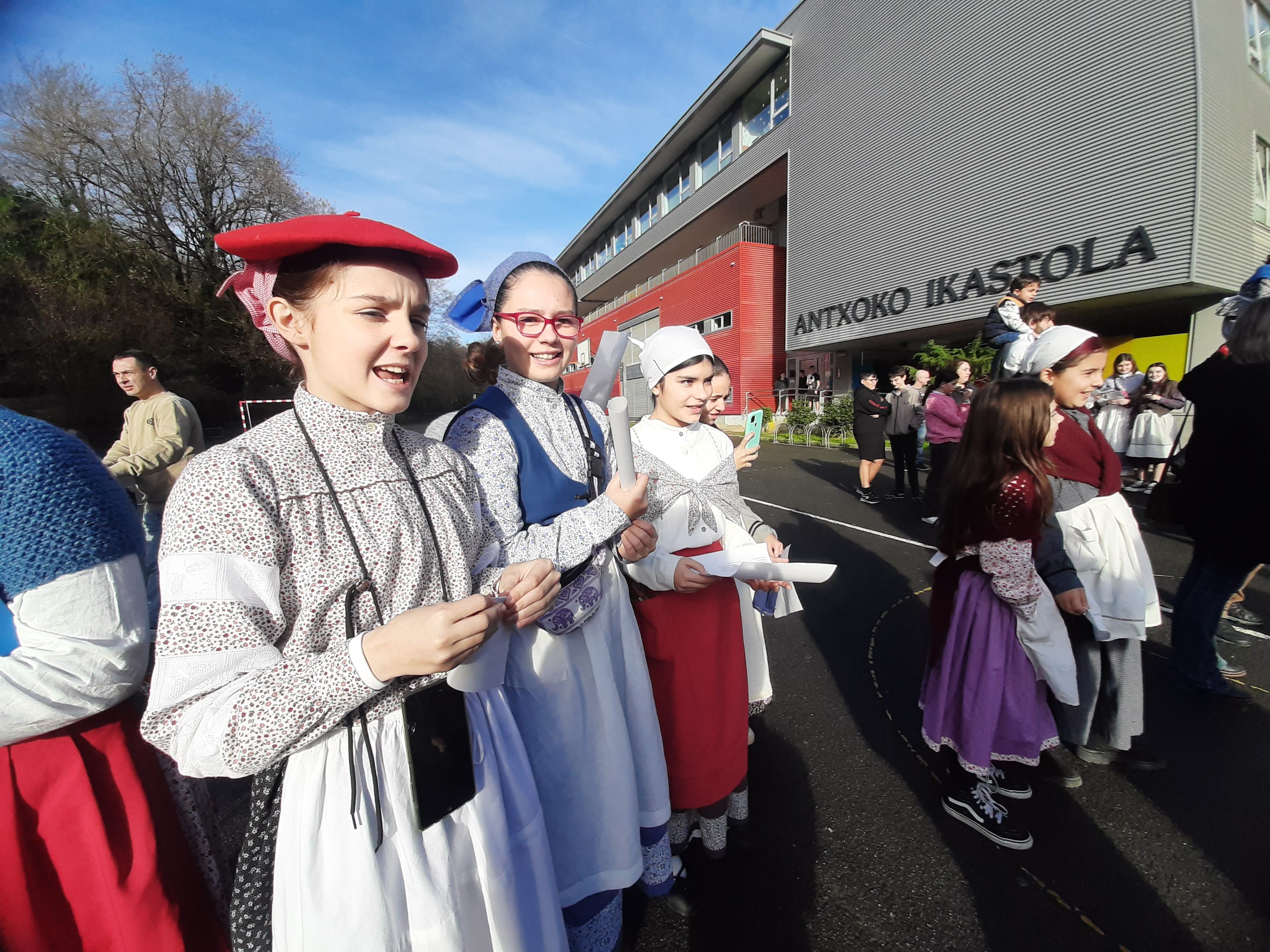Fotos: Pasaia recibe con música a Olentzero y Mari Domingi