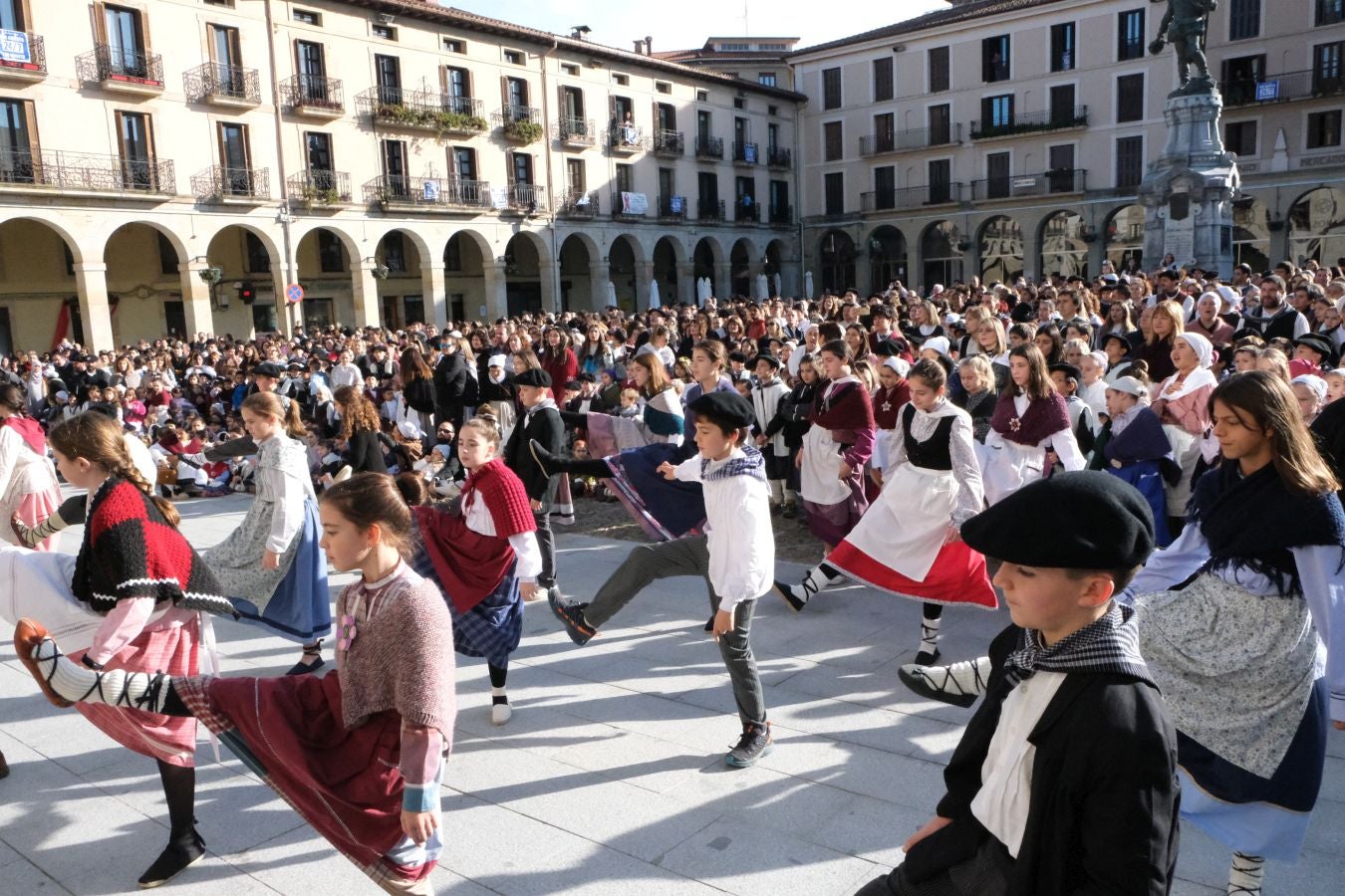 Fotos: Decenas de niños reciben a Olentzero en Zumarraga