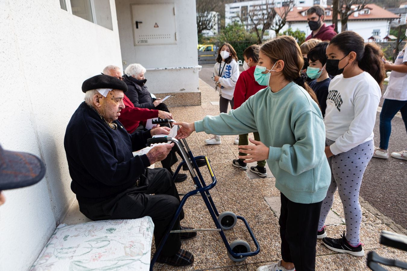 Fotos: Cartas que llevan la Navidad a la residencia de Andoain