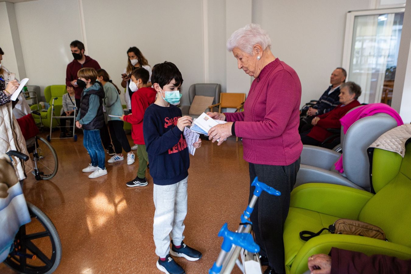 Fotos: Cartas que llevan la Navidad a la residencia de Andoain