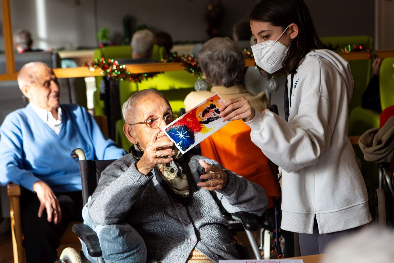 Fotos: Cartas que llevan la Navidad a la residencia de Andoain