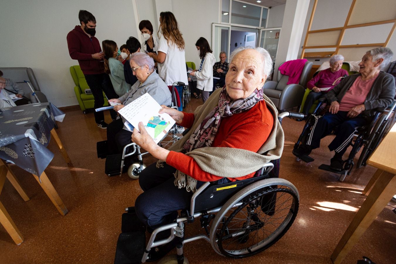 Fotos: Cartas que llevan la Navidad a la residencia de Andoain