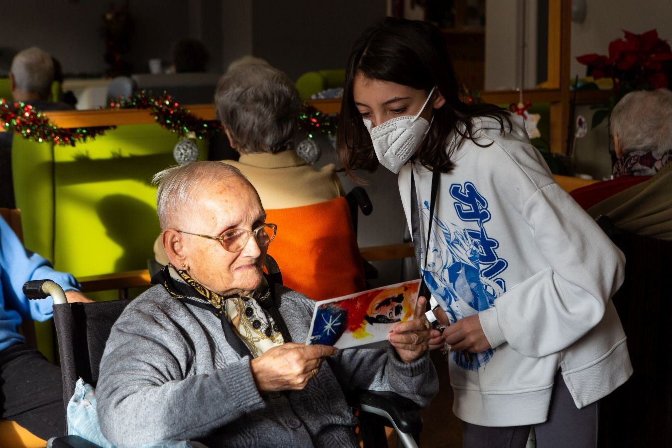 Fotos: Cartas que llevan la Navidad a la residencia de Andoain