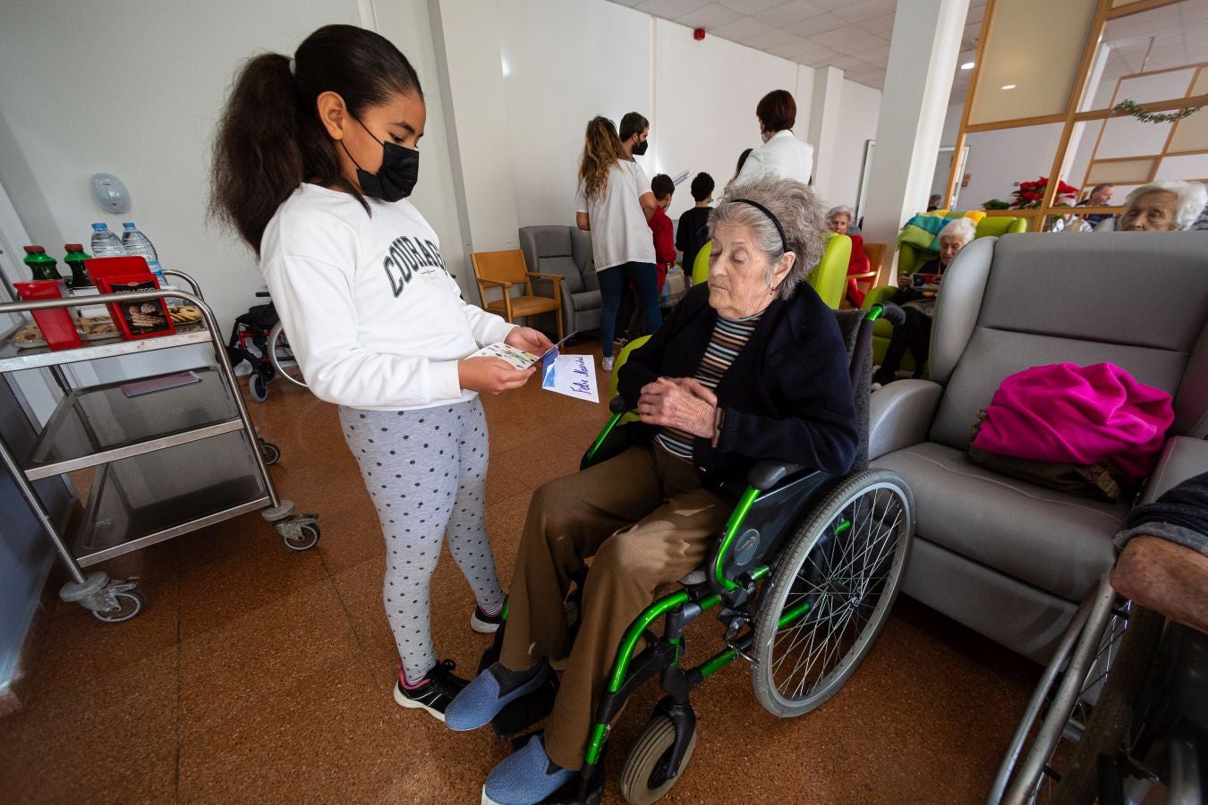 Fotos: Cartas que llevan la Navidad a la residencia de Andoain