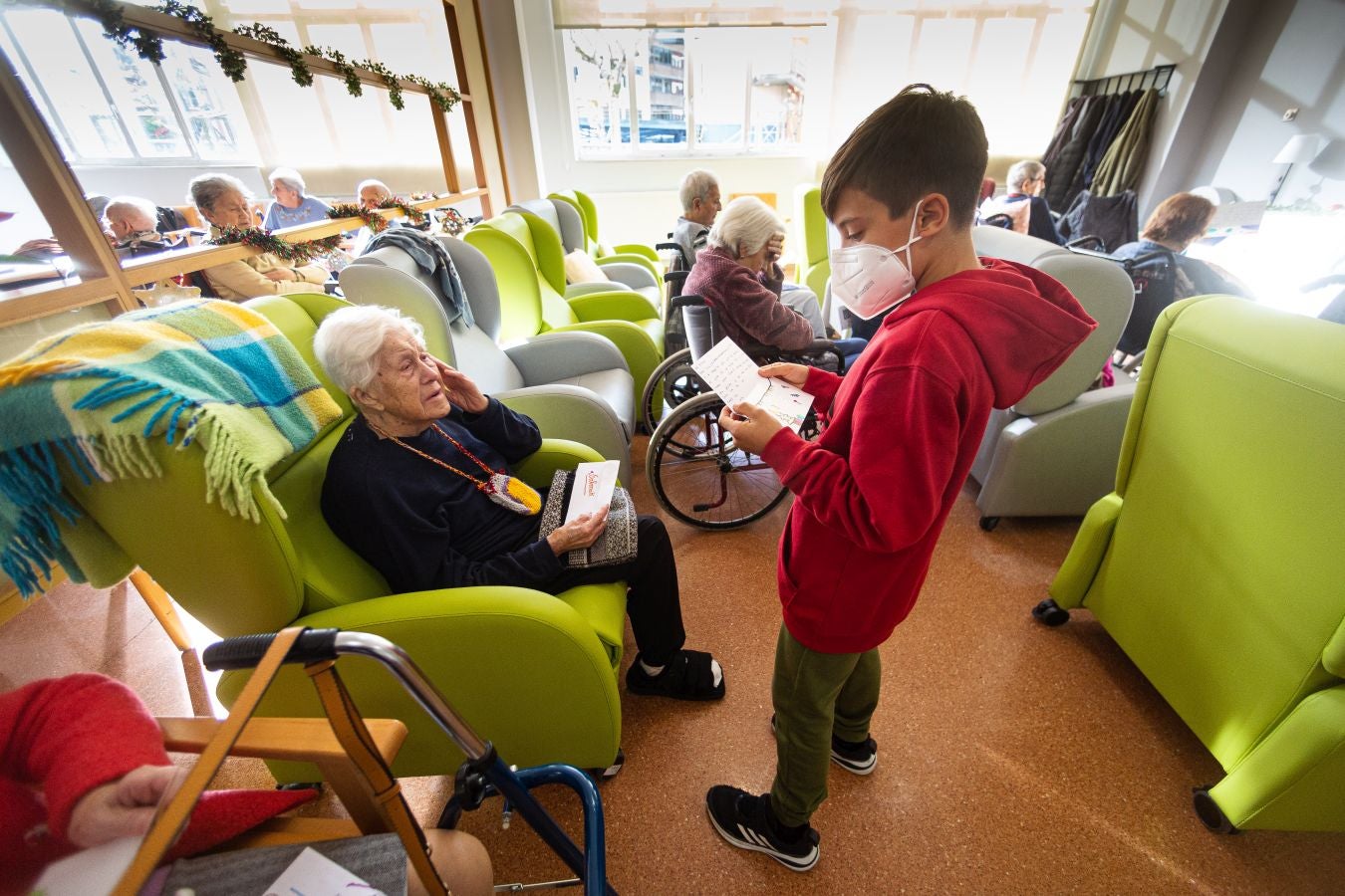 Fotos: Cartas que llevan la Navidad a la residencia de Andoain