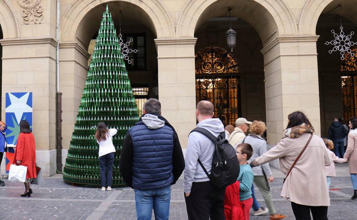 Herritarrek botilak gehitu ahala joango da 'pinua' apaintzen. 