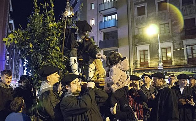 Imagen principal - Intenso recorrido de Olentzero y Mari Domingi por toda Gipuzkoa