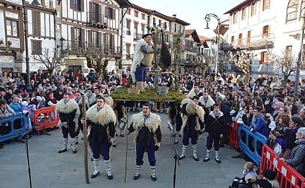 Los ganadores del concurso de Olentzero de Lesaka, que pasea esta tarde por la localidad. 