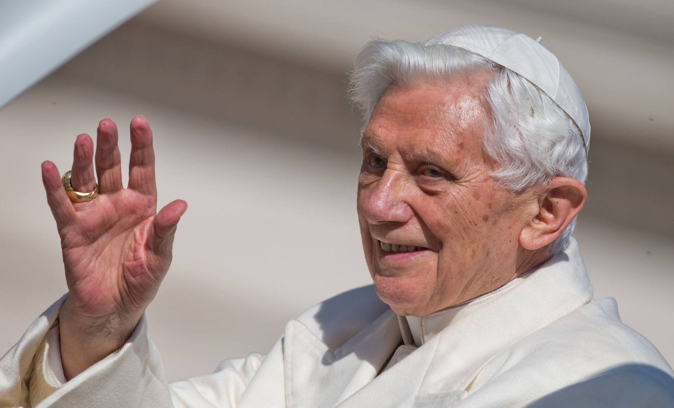 La renuncia del papa Benedicto XVI al pontificado de la Iglesia católica fue anunciada por él mismo el 11 de febrero de 2013.