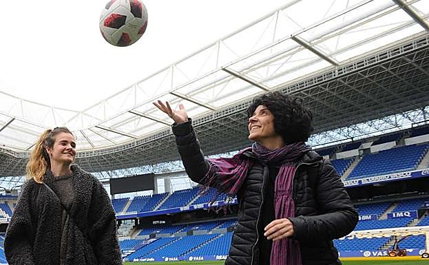 Ainhoa Bakero lanza el balón hacia arriba en Anoeta.