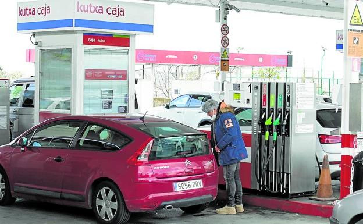 Un conductor reposta en la estación de servicio de Eroski.